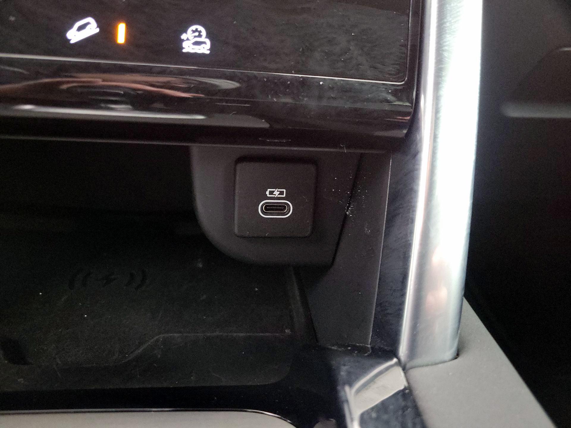 Thumbnail: 2021 Land Rover Discovery Sport - 17