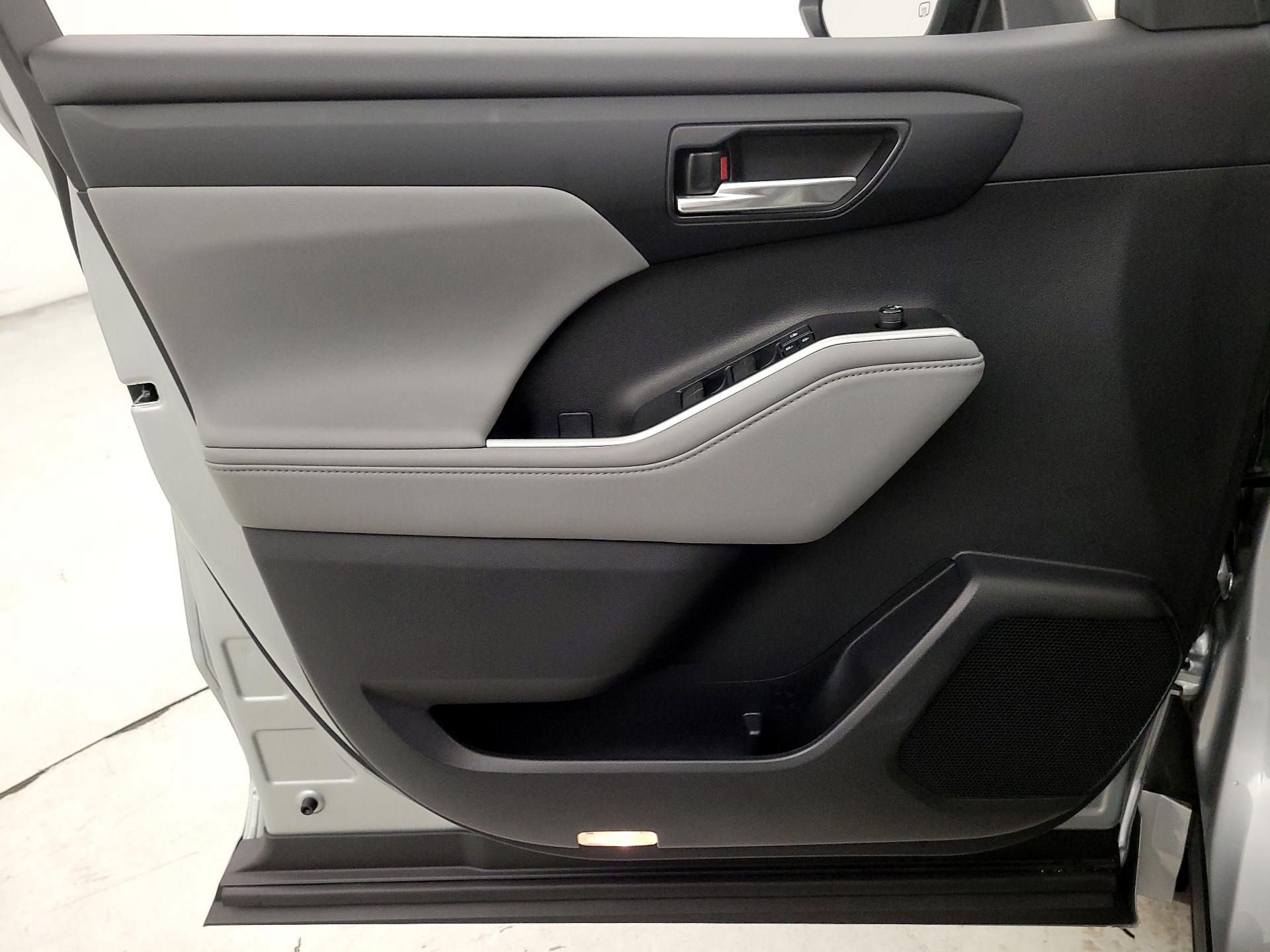 Thumbnail: 2021 Toyota Highlander - 12