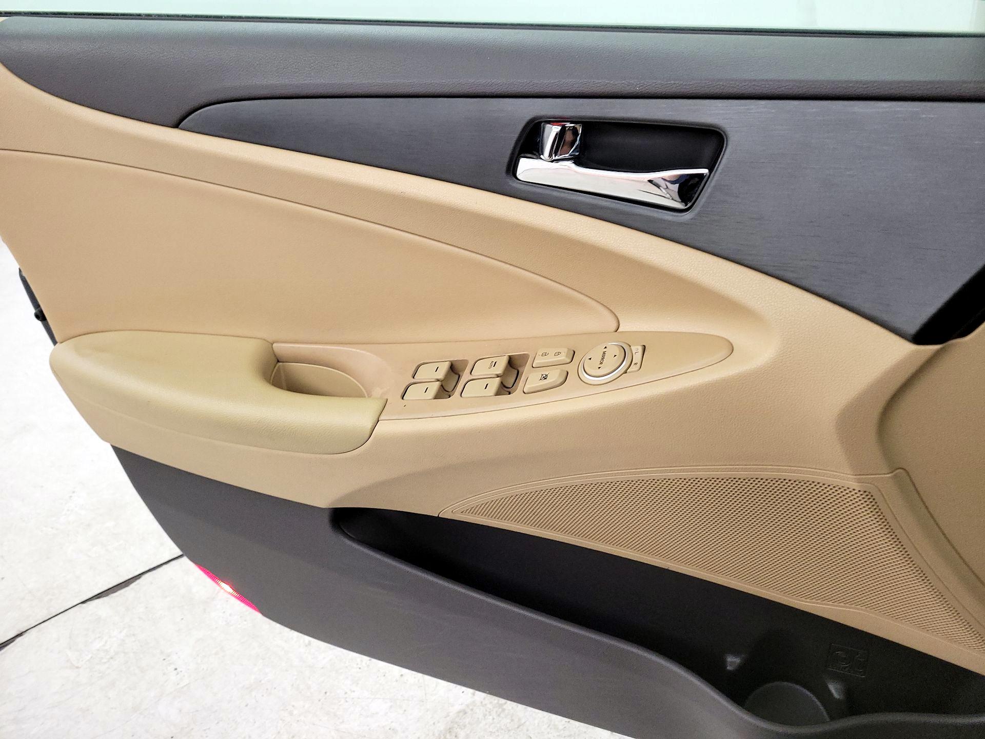 Thumbnail: 2014 Hyundai Sonata - 12