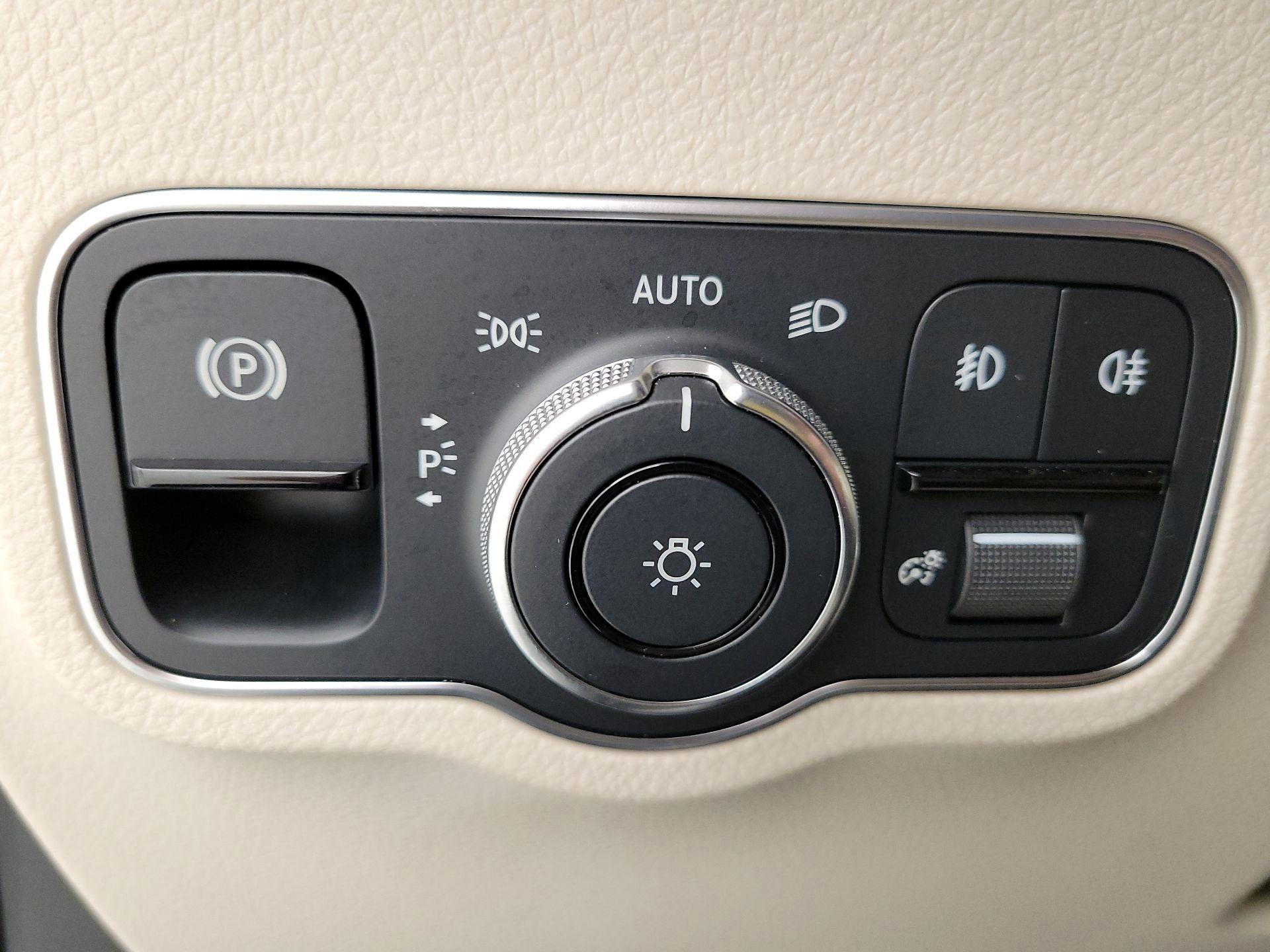 Thumbnail: 2022 Mercedes-Benz GLB - 13