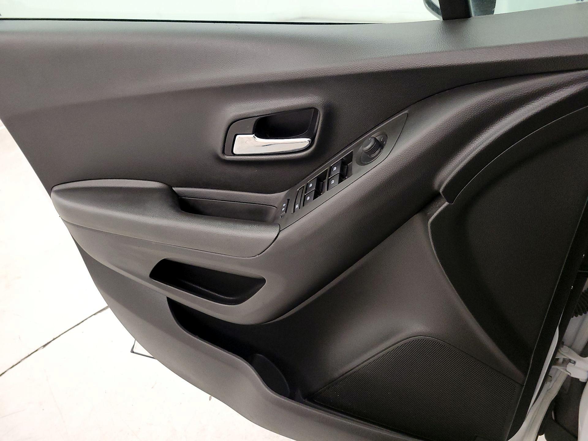 Thumbnail: 2018 Chevrolet Trax - 12