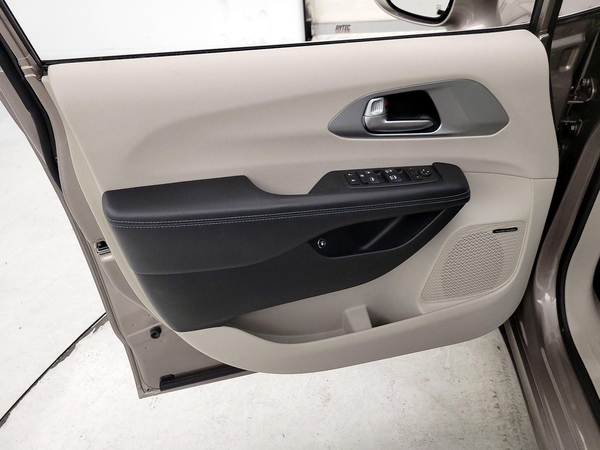 Thumbnail: 2018 Chrysler Pacifica - 12