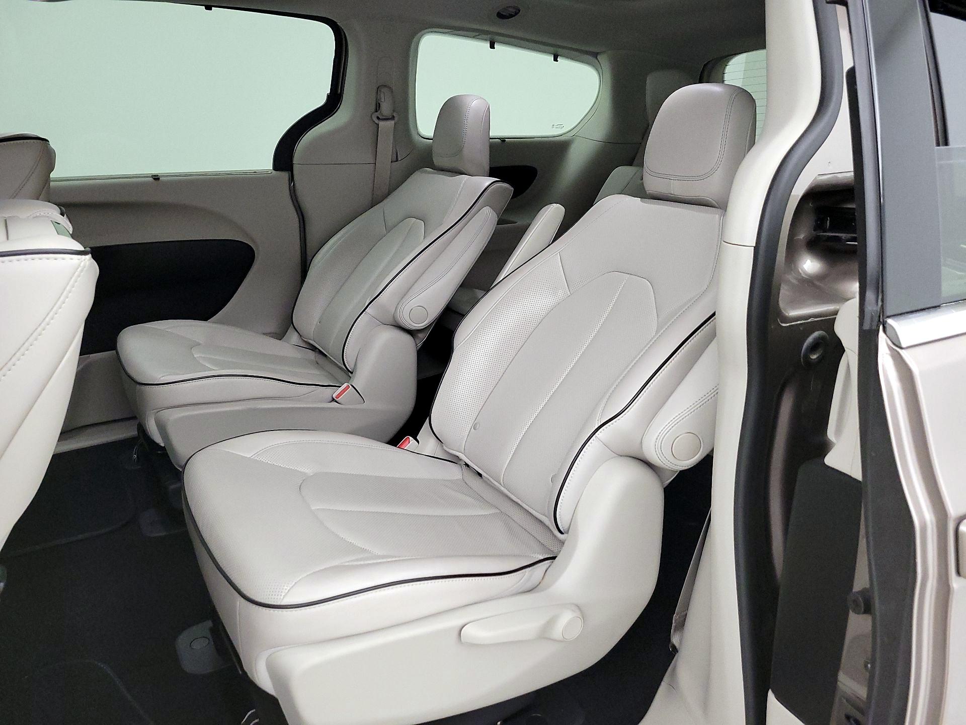 Thumbnail: 2018 Chrysler Pacifica - 17