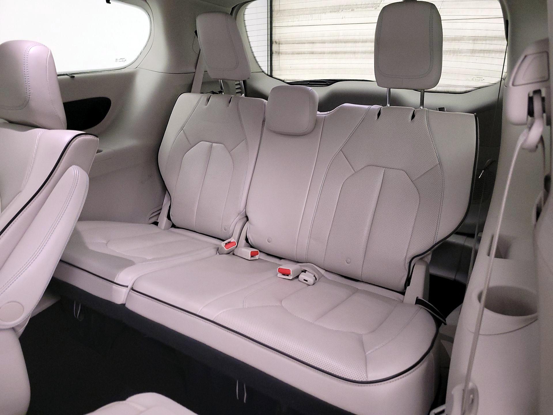 Thumbnail: 2018 Chrysler Pacifica - 18