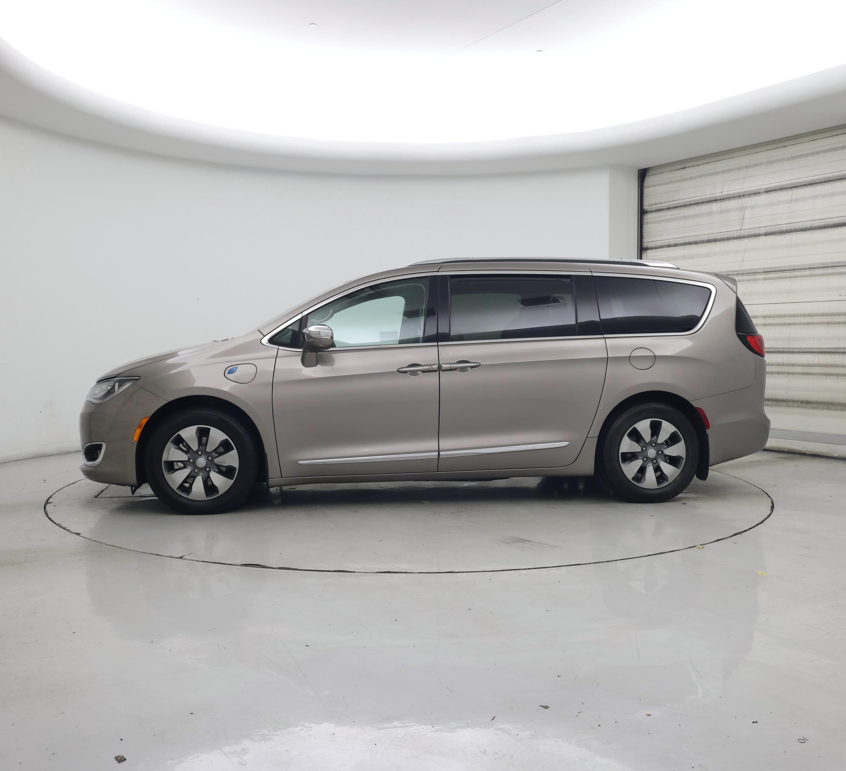 Thumbnail: 2018 Chrysler Pacifica - 3