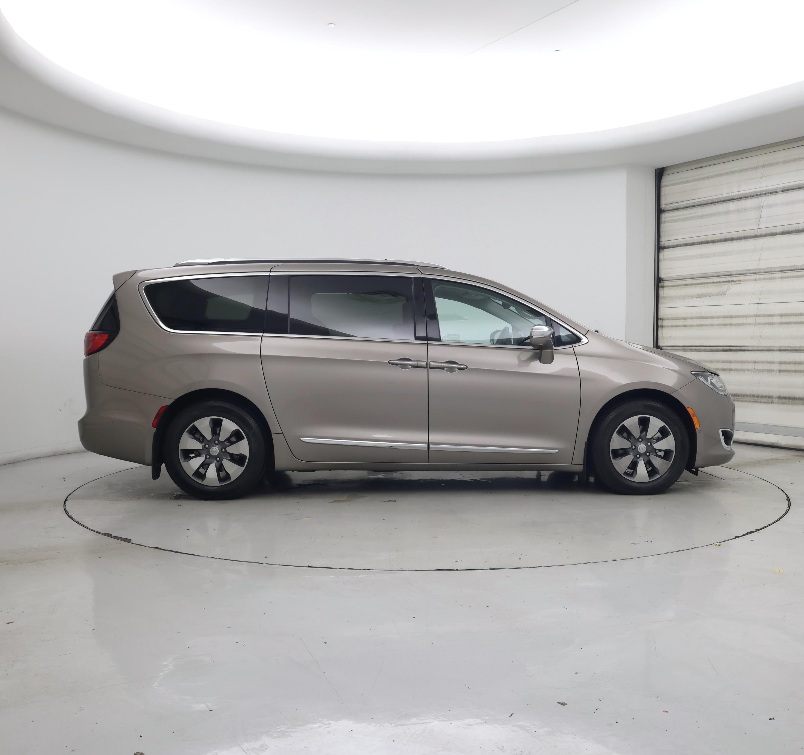 Thumbnail: 2018 Chrysler Pacifica - 7