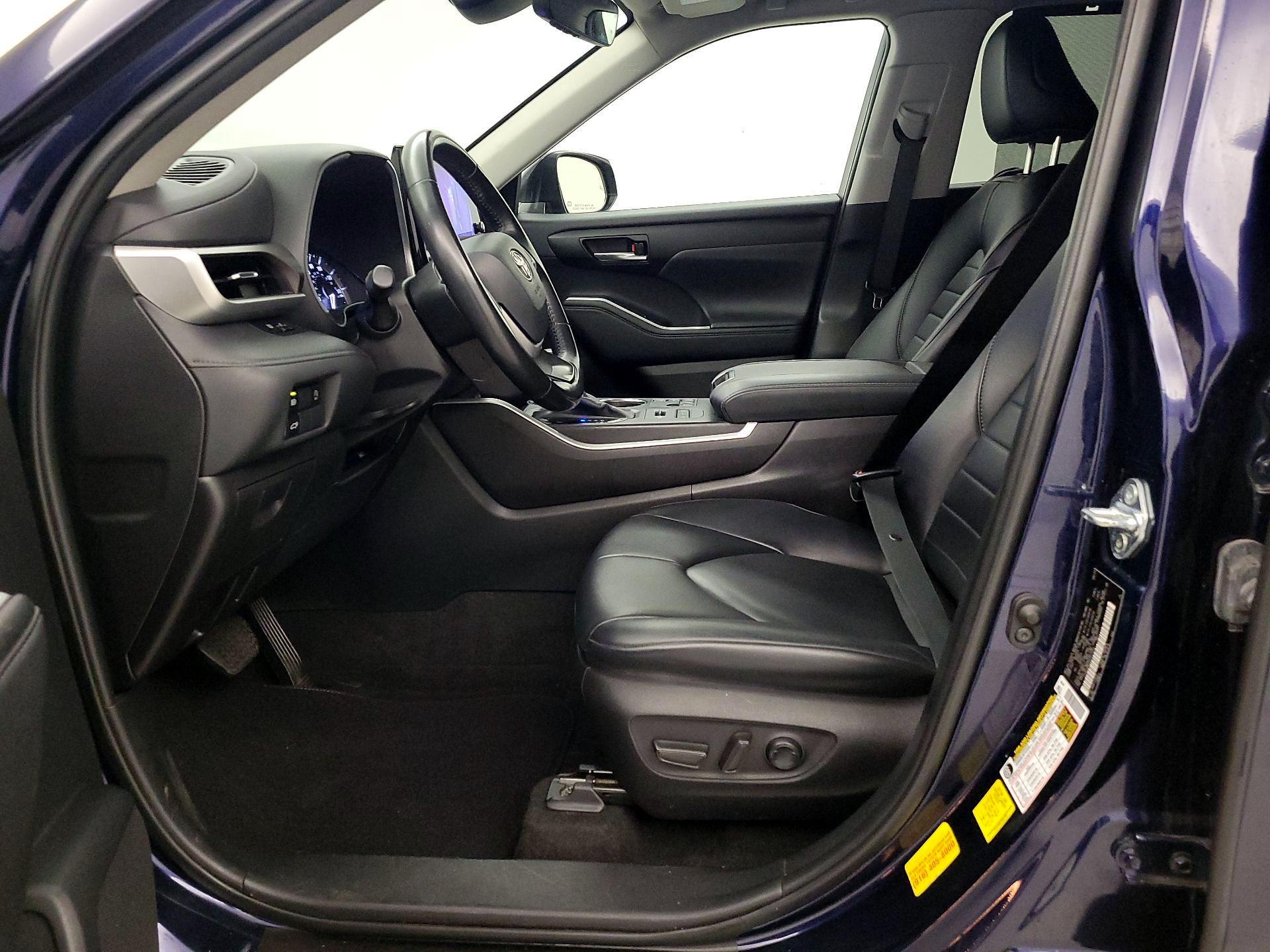 Thumbnail: 2023 Toyota Highlander - 11