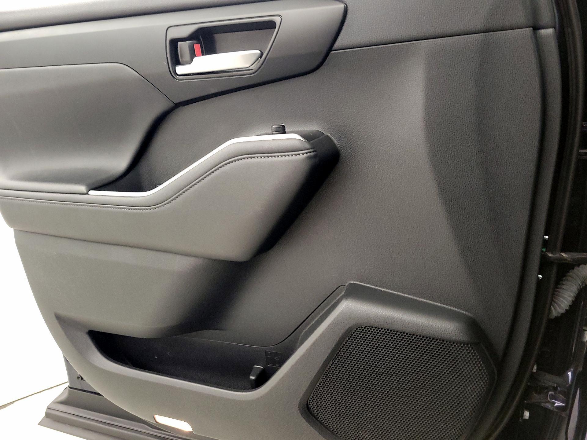 Thumbnail: 2023 Toyota Highlander - 12