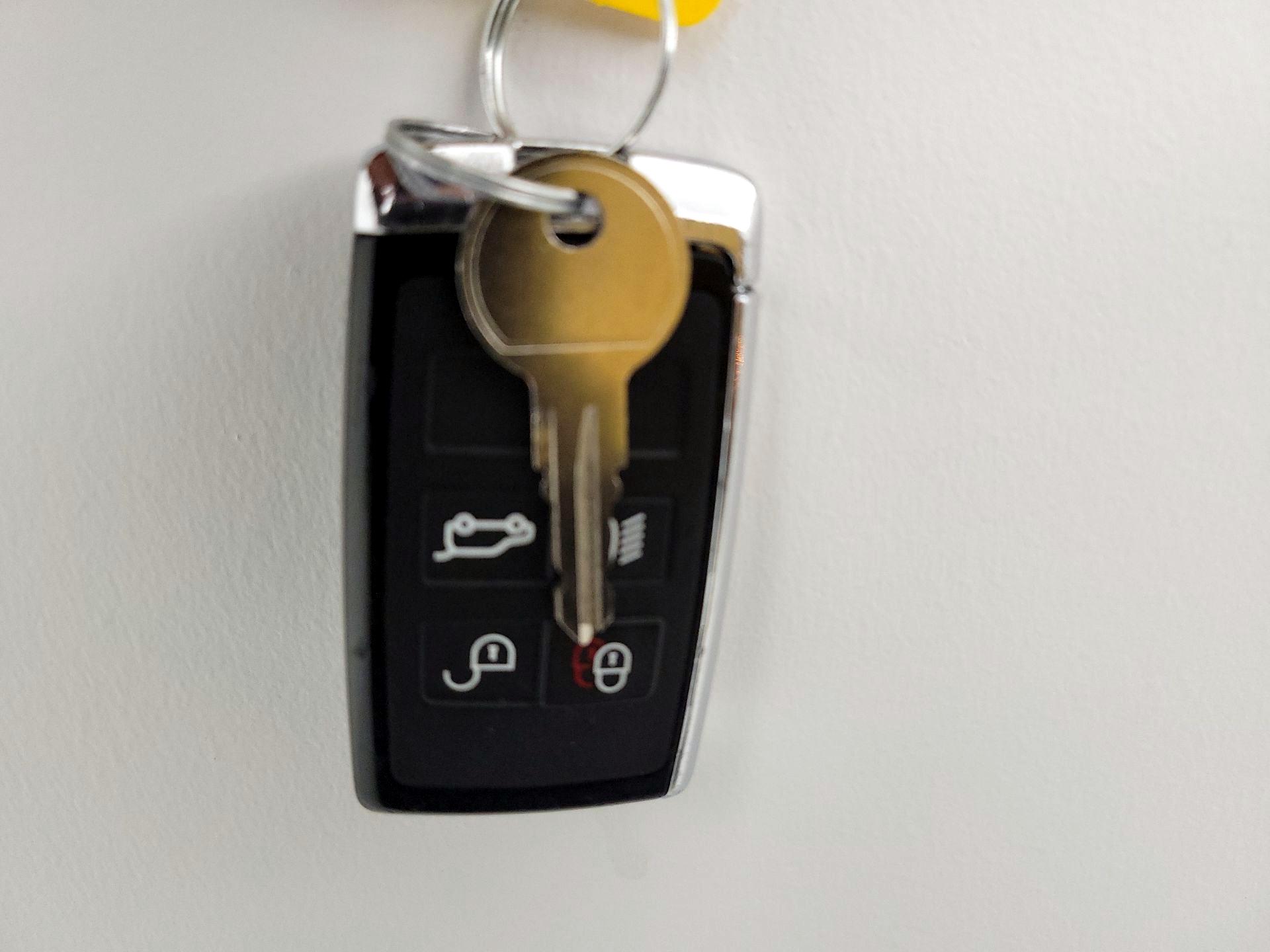 Thumbnail: 2023 Land Rover Defender - 20