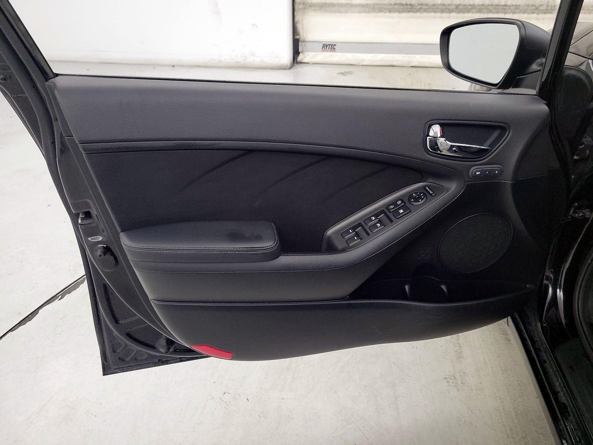 Thumbnail: 2016 Kia Forte - 12