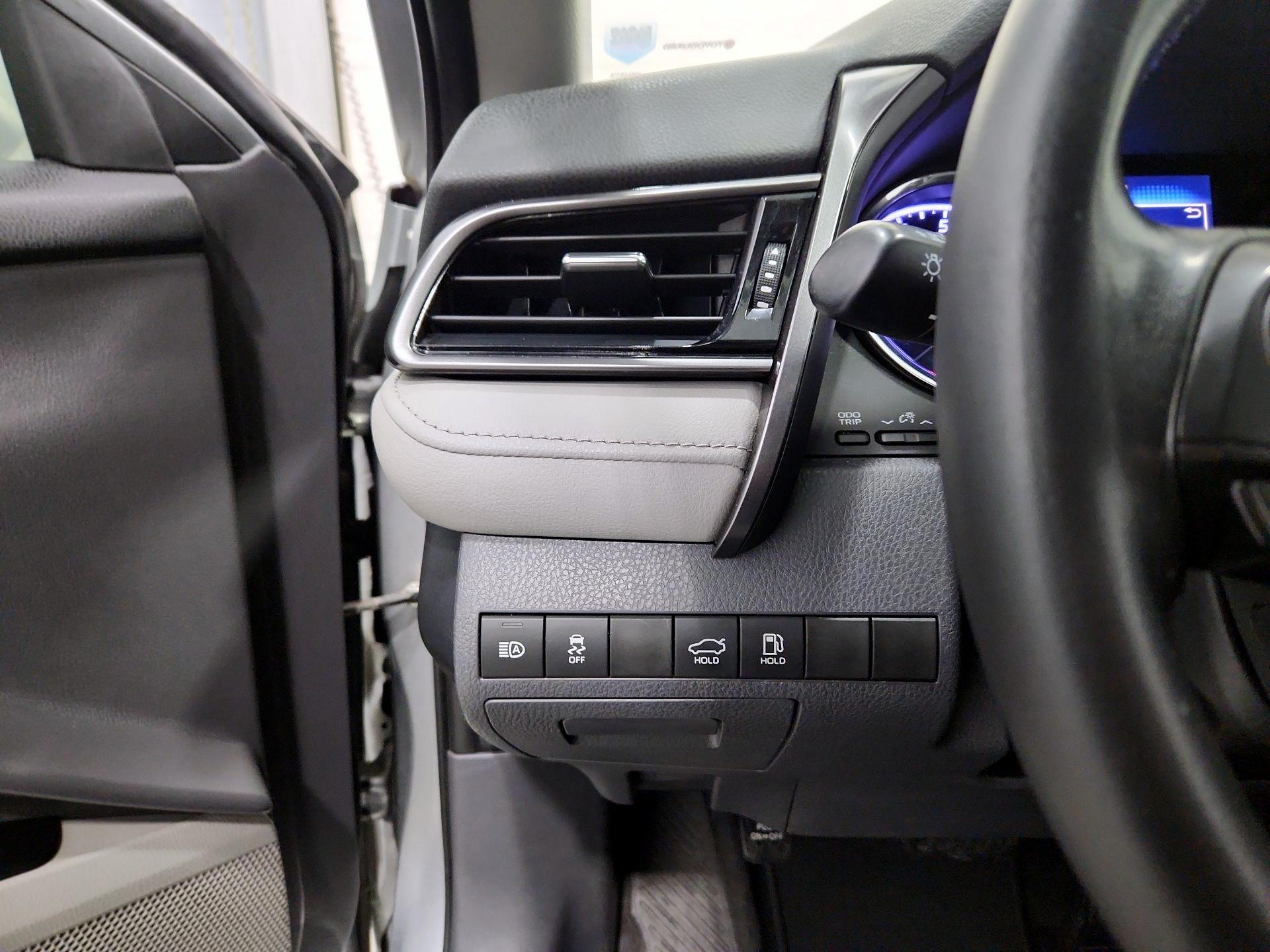 Thumbnail: 2019 Toyota Camry - 13