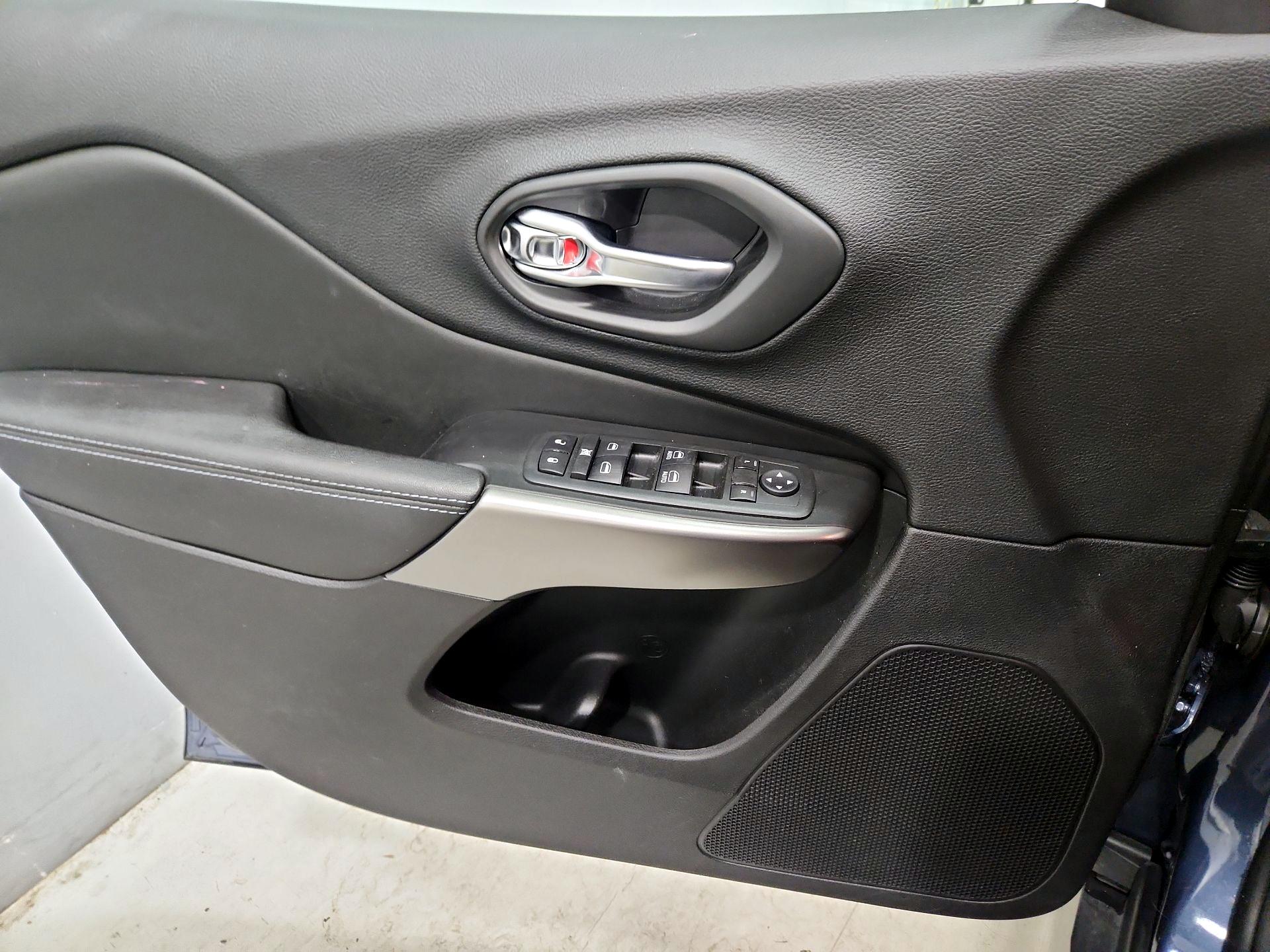 Thumbnail: 2020 Jeep Cherokee - 12