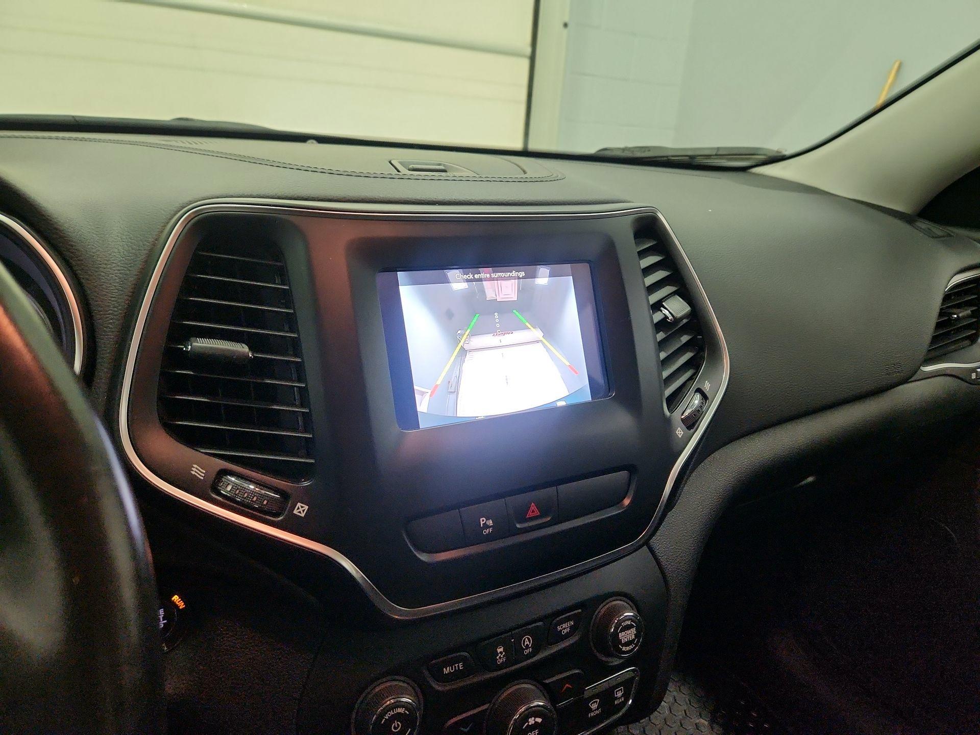 Thumbnail: 2020 Jeep Cherokee - 14