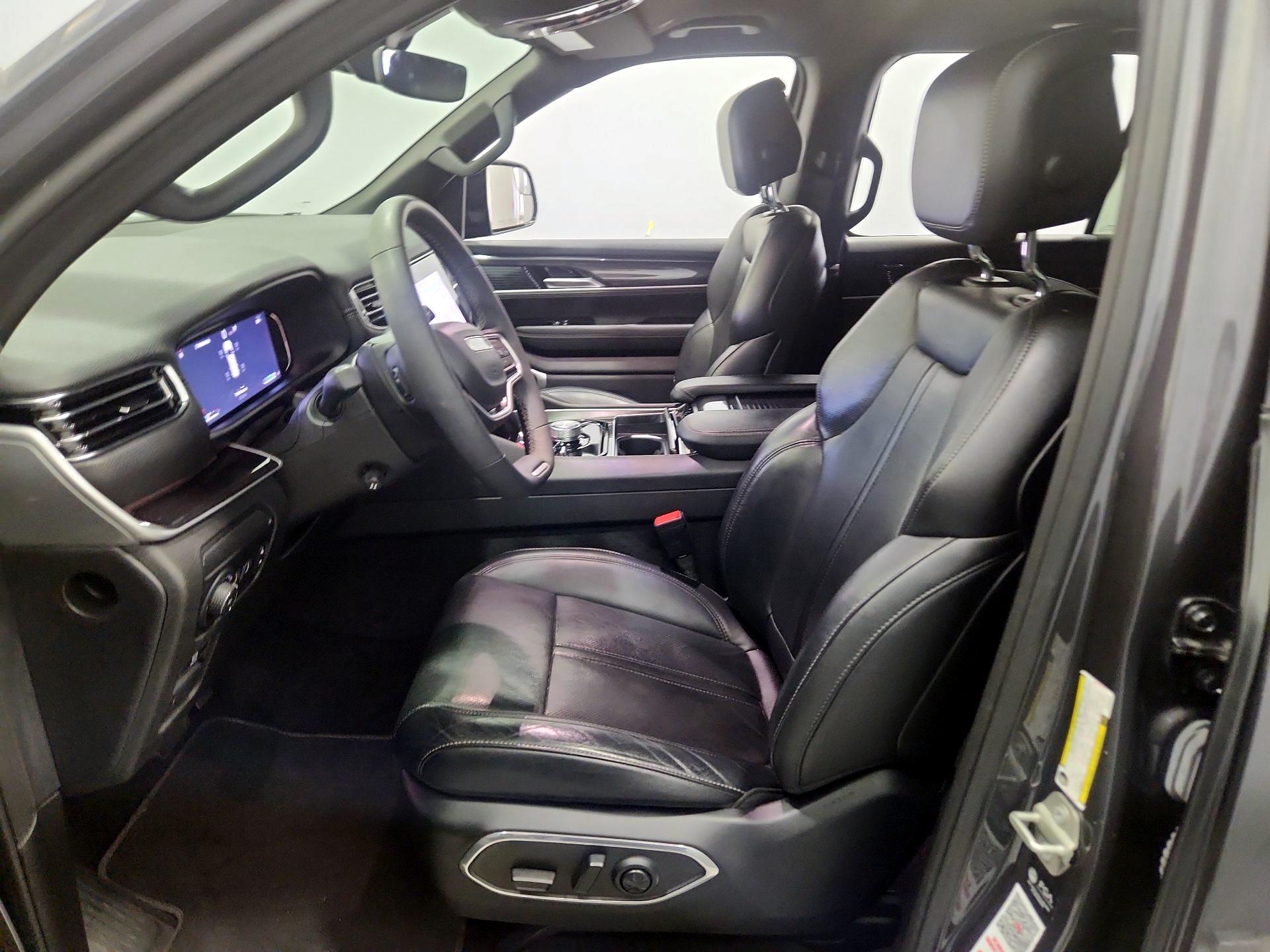 Thumbnail: 2023 Jeep Wagoneer - 11