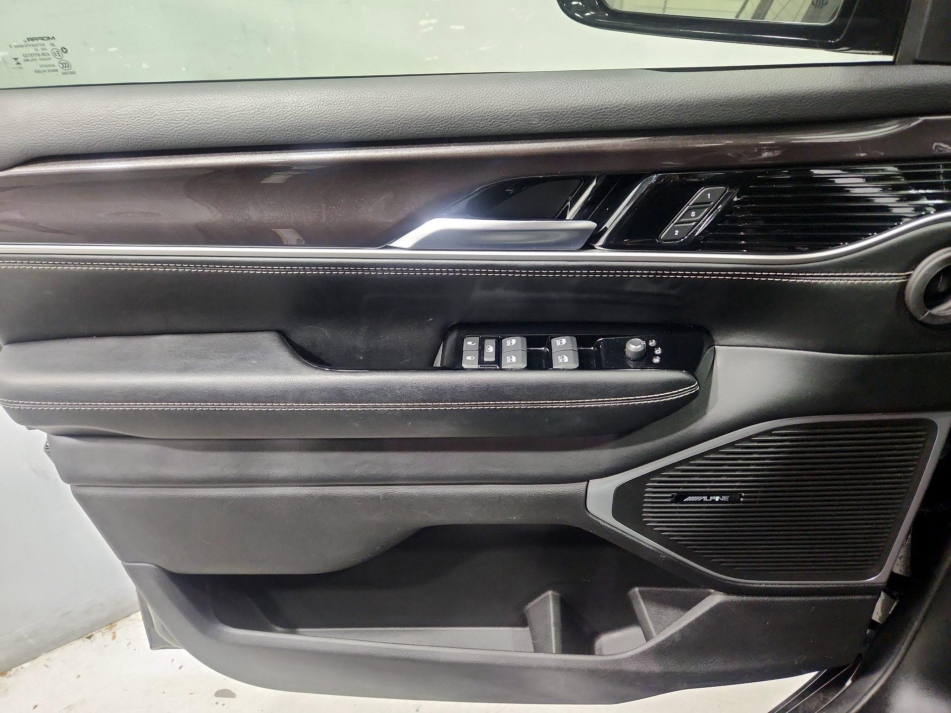 Thumbnail: 2023 Jeep Wagoneer - 12