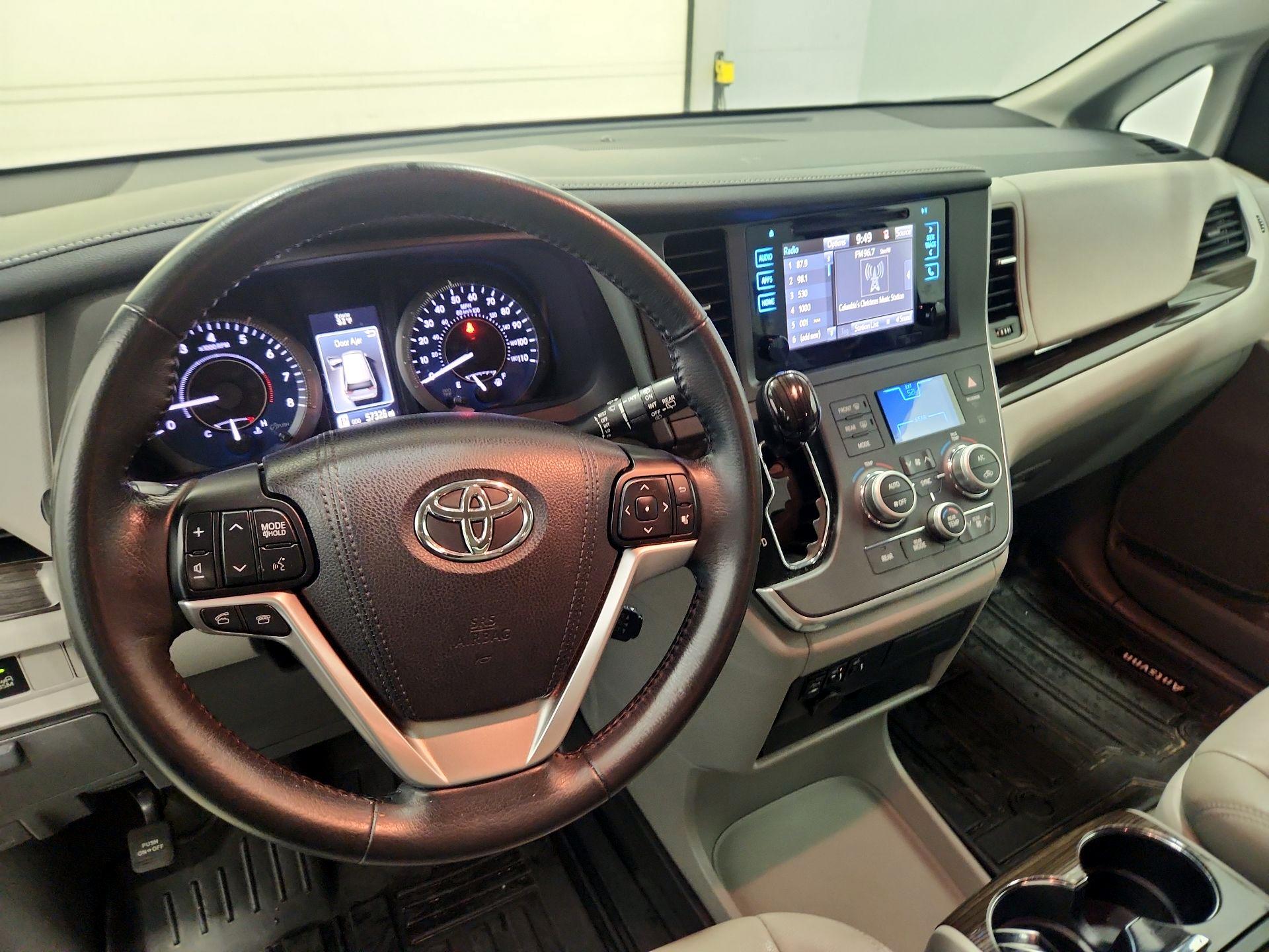 Thumbnail: 2016 Toyota Sienna - 9