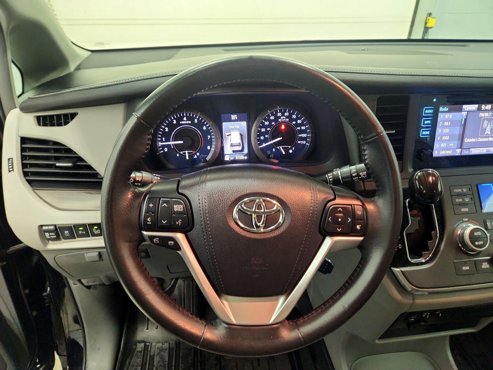Thumbnail: 2016 Toyota Sienna - 10