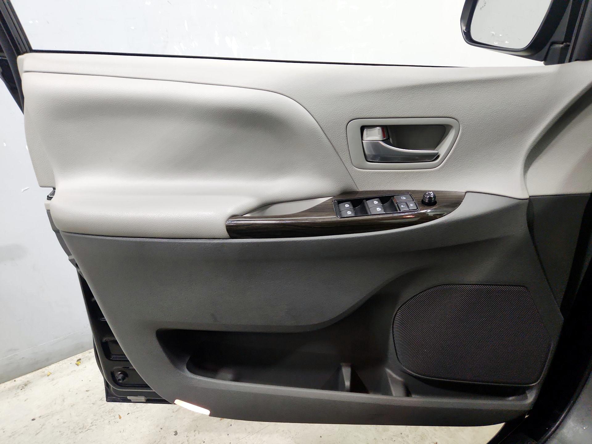 Thumbnail: 2016 Toyota Sienna - 12