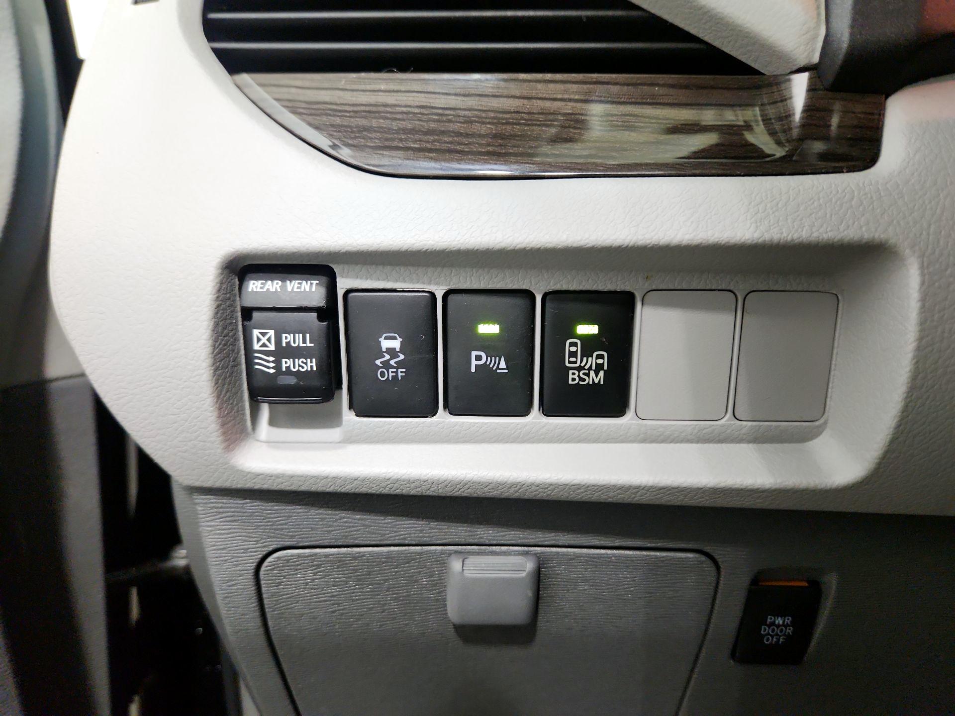 Thumbnail: 2016 Toyota Sienna - 13