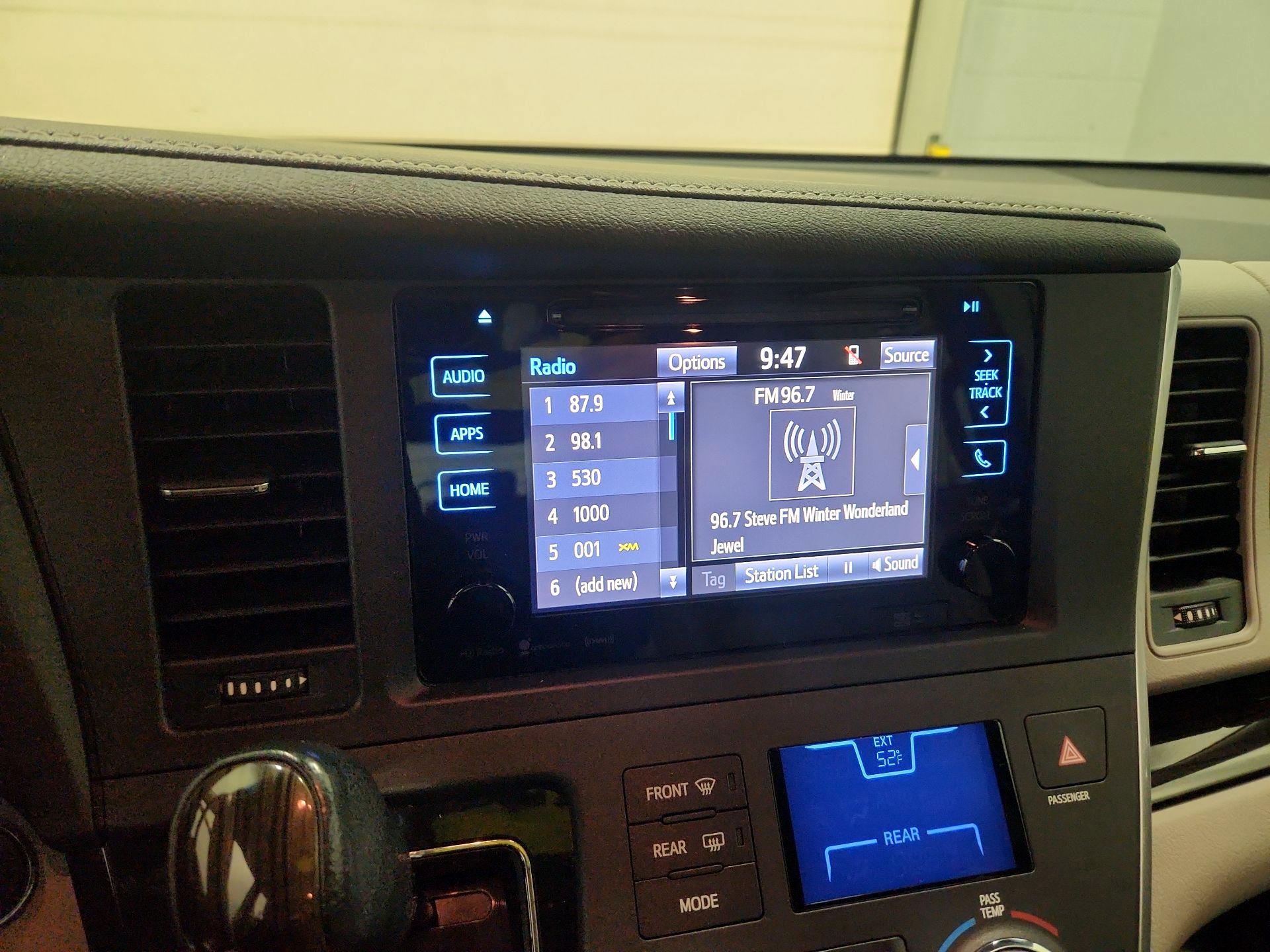 Thumbnail: 2016 Toyota Sienna - 15