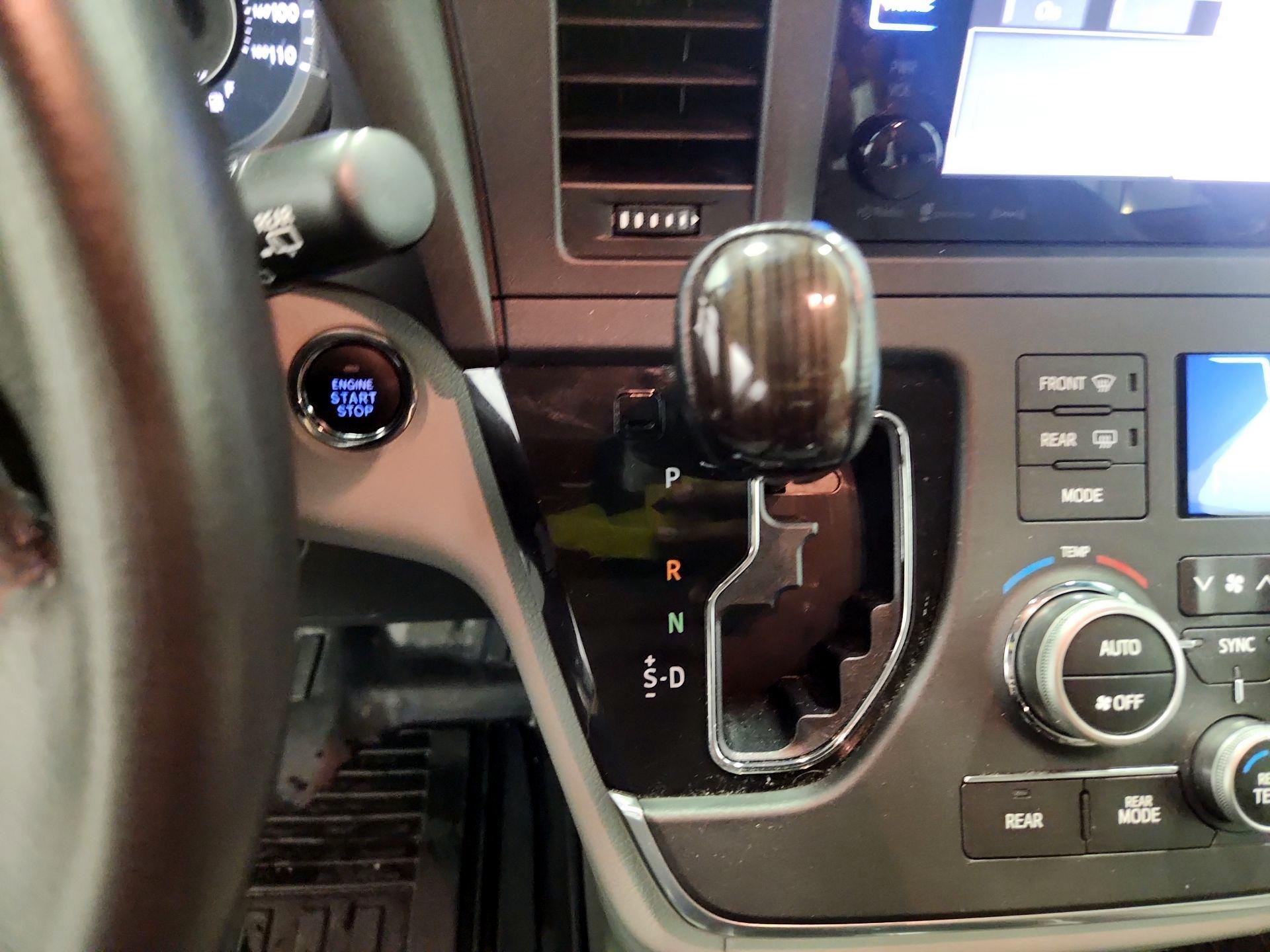 Thumbnail: 2016 Toyota Sienna - 17