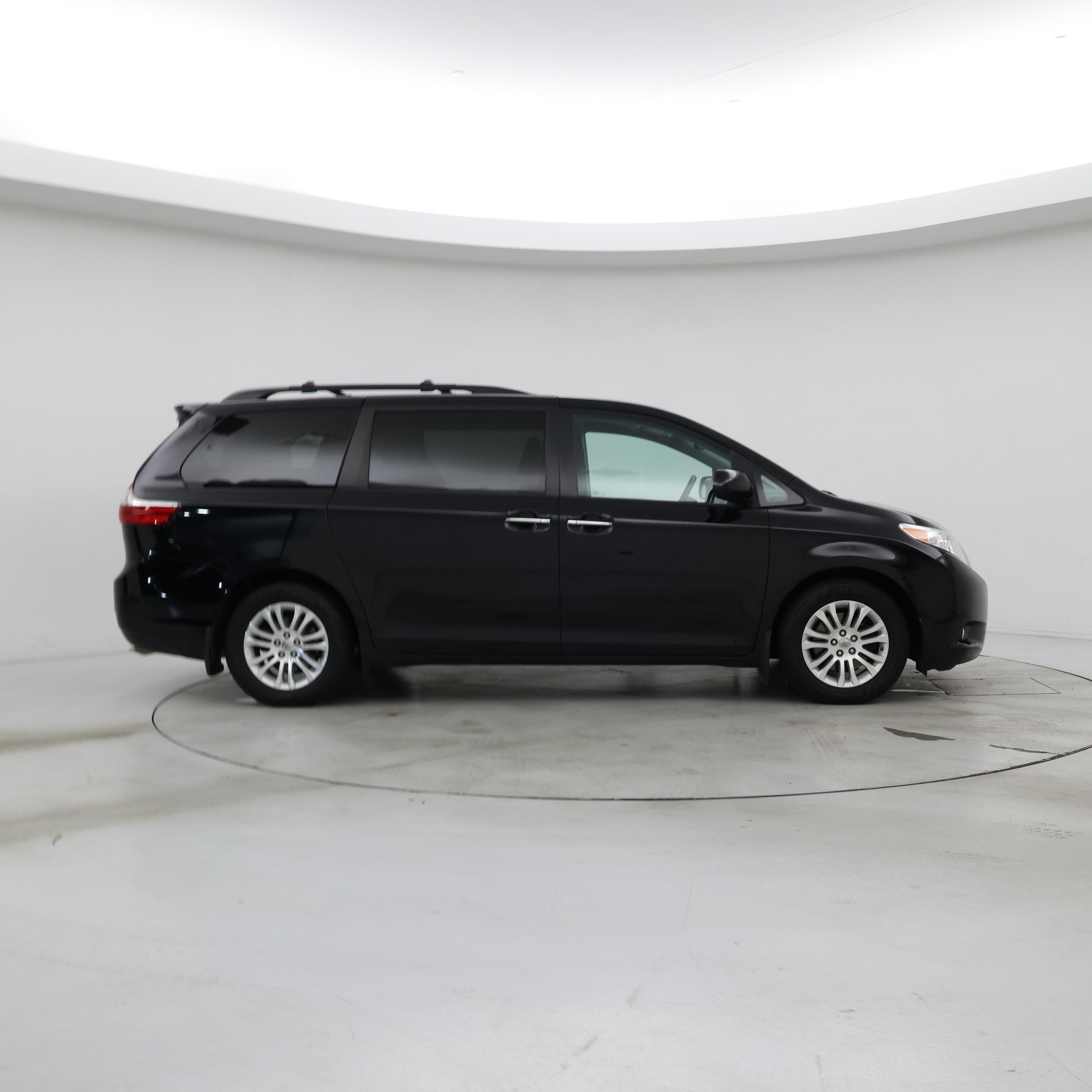 Thumbnail: 2016 Toyota Sienna - 7