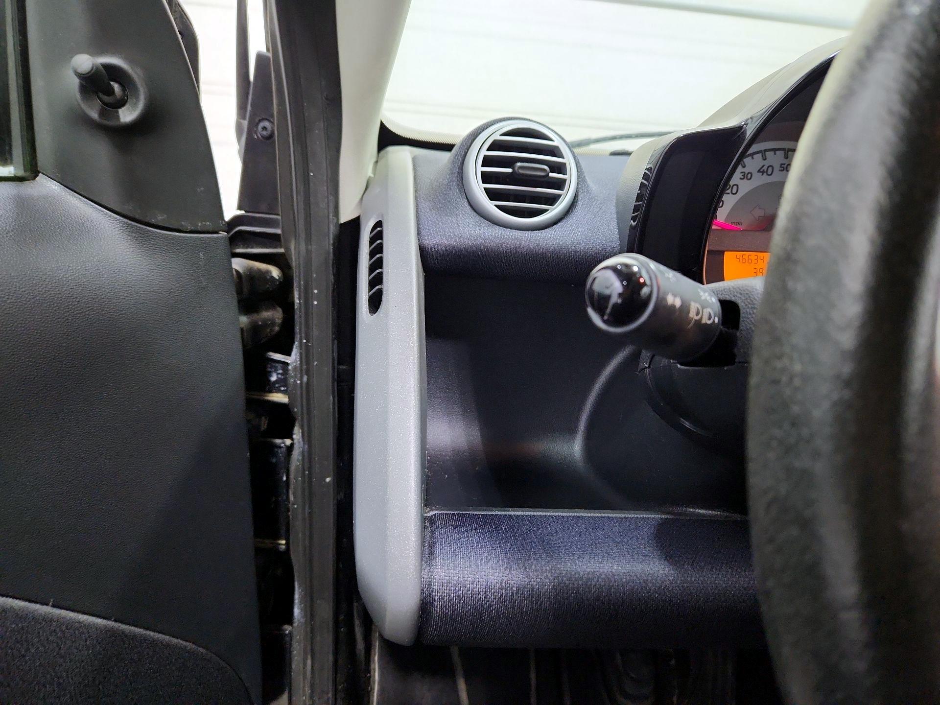 Thumbnail: 2015 smart fortwo - 13