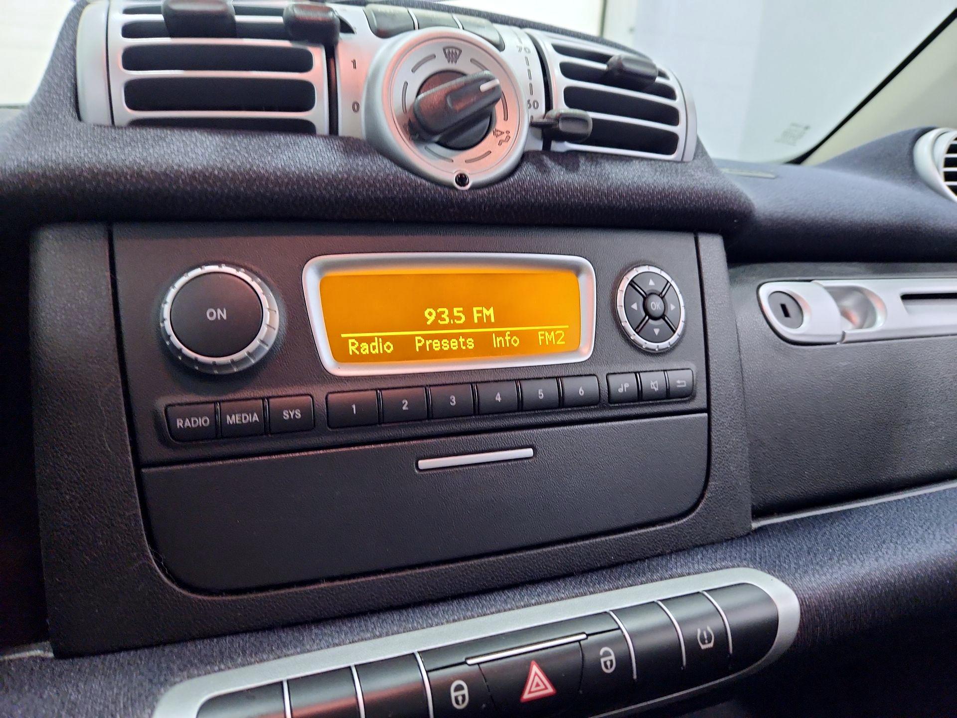 Thumbnail: 2015 smart fortwo - 14