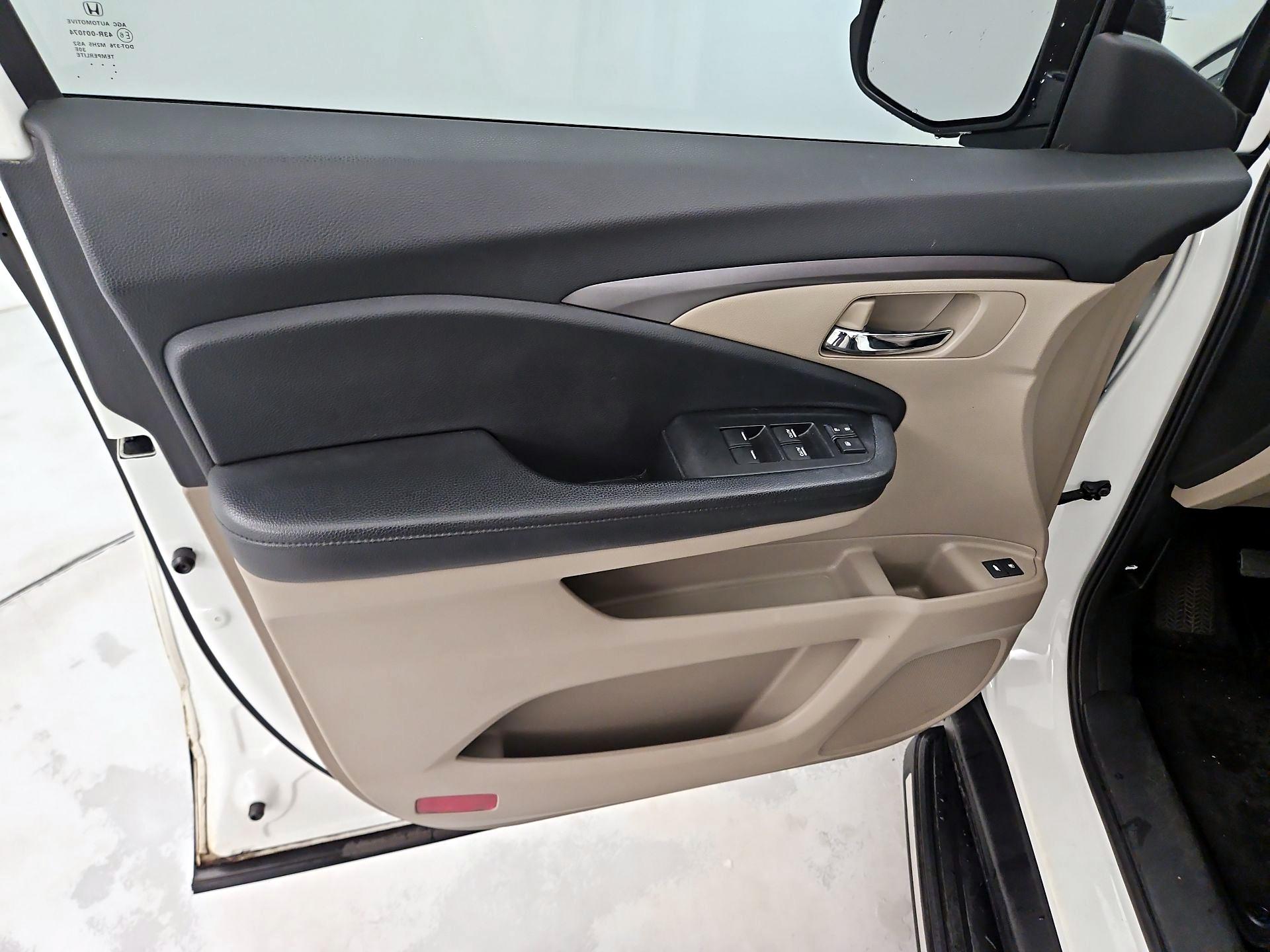 Thumbnail: 2017 Honda Pilot - 12