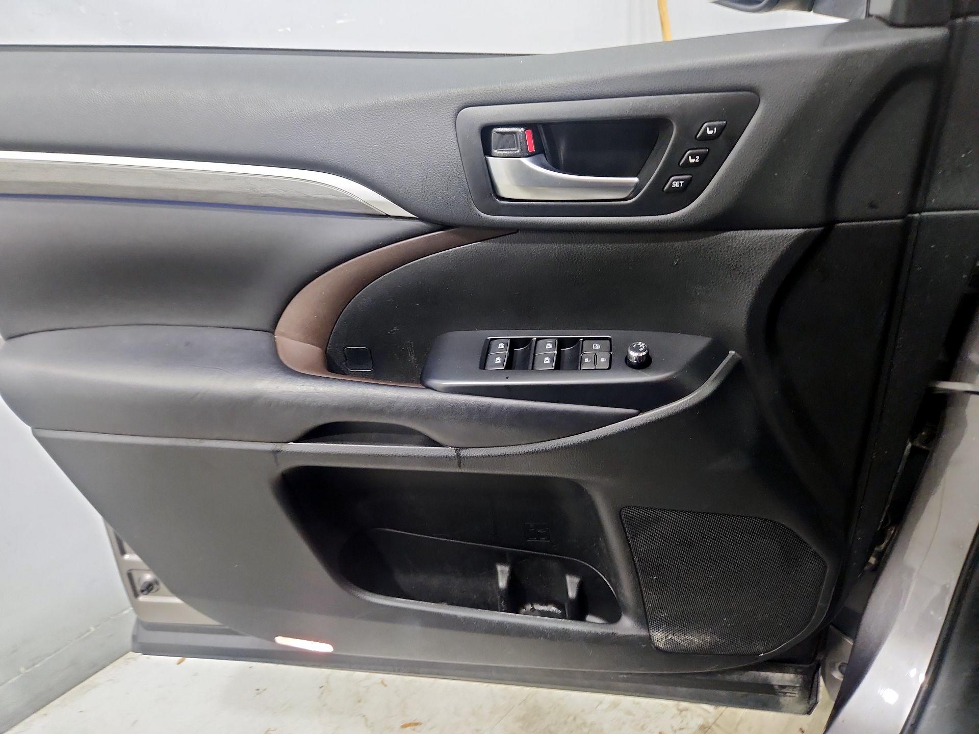 Thumbnail: 2018 Toyota Highlander - 12