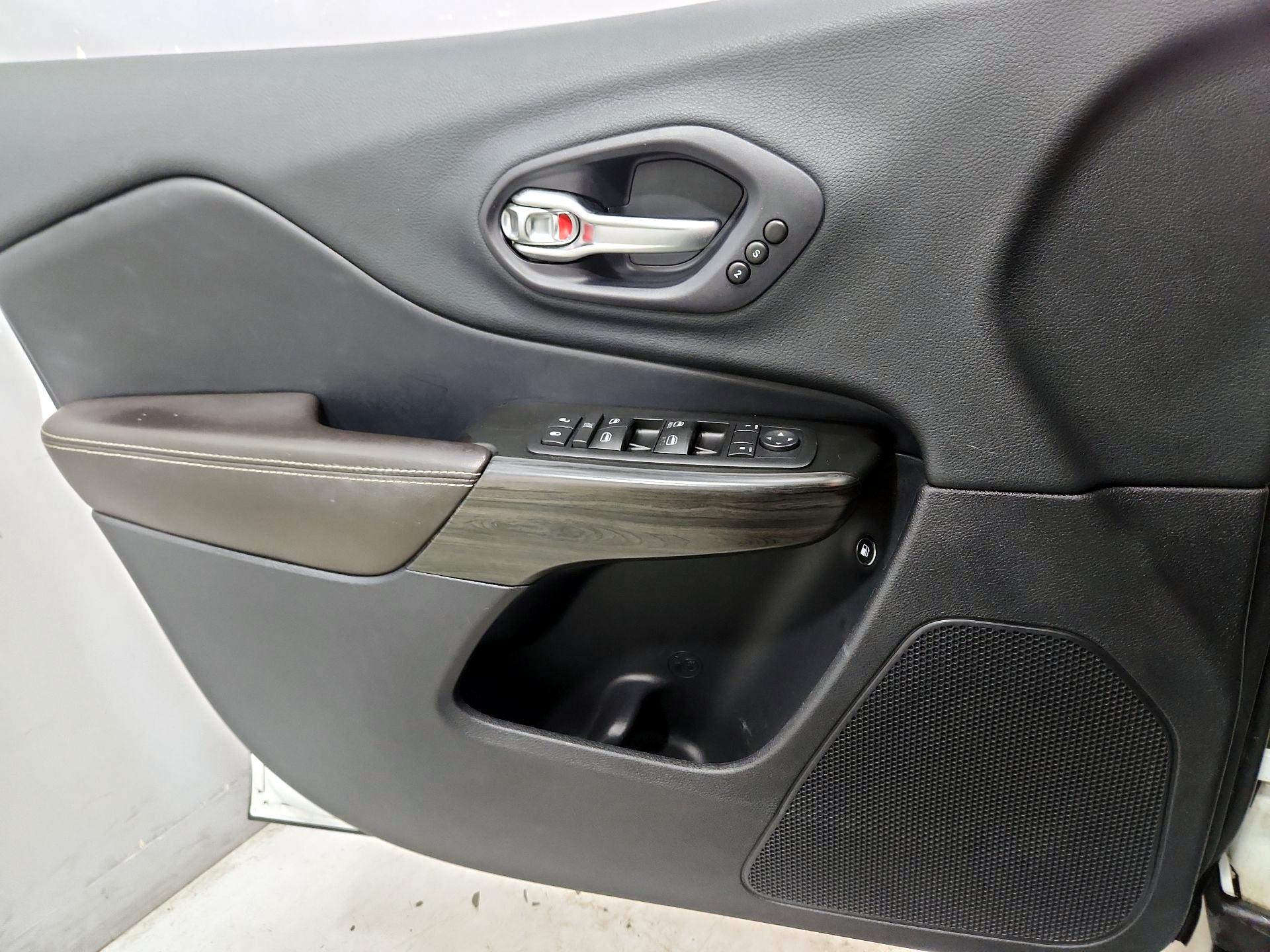 Thumbnail: 2014 Jeep Cherokee - 12