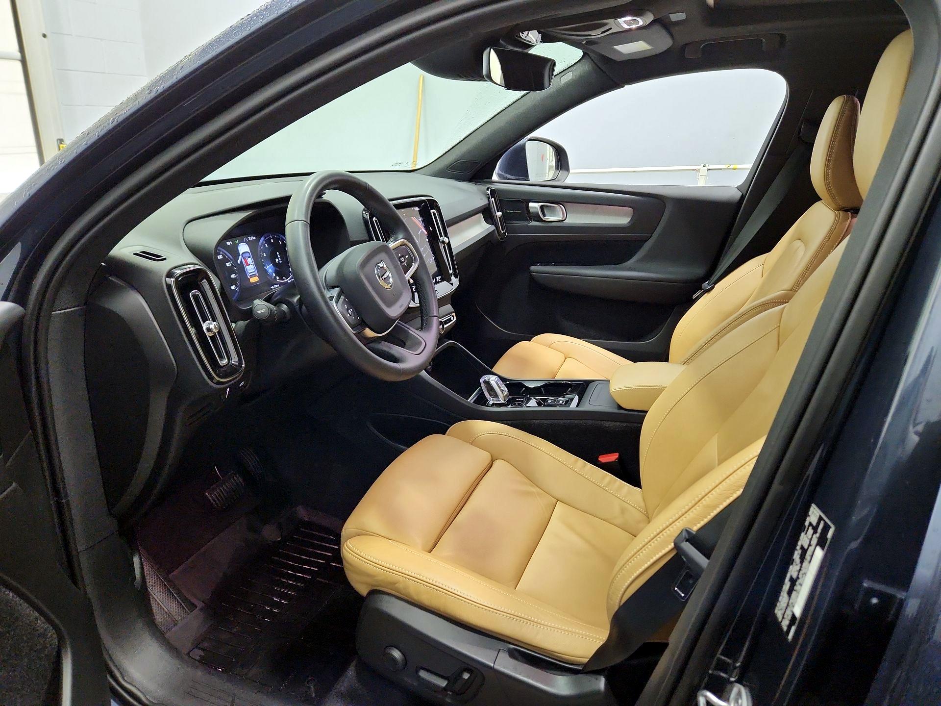 Thumbnail: 2022 Volvo XC40 - 11