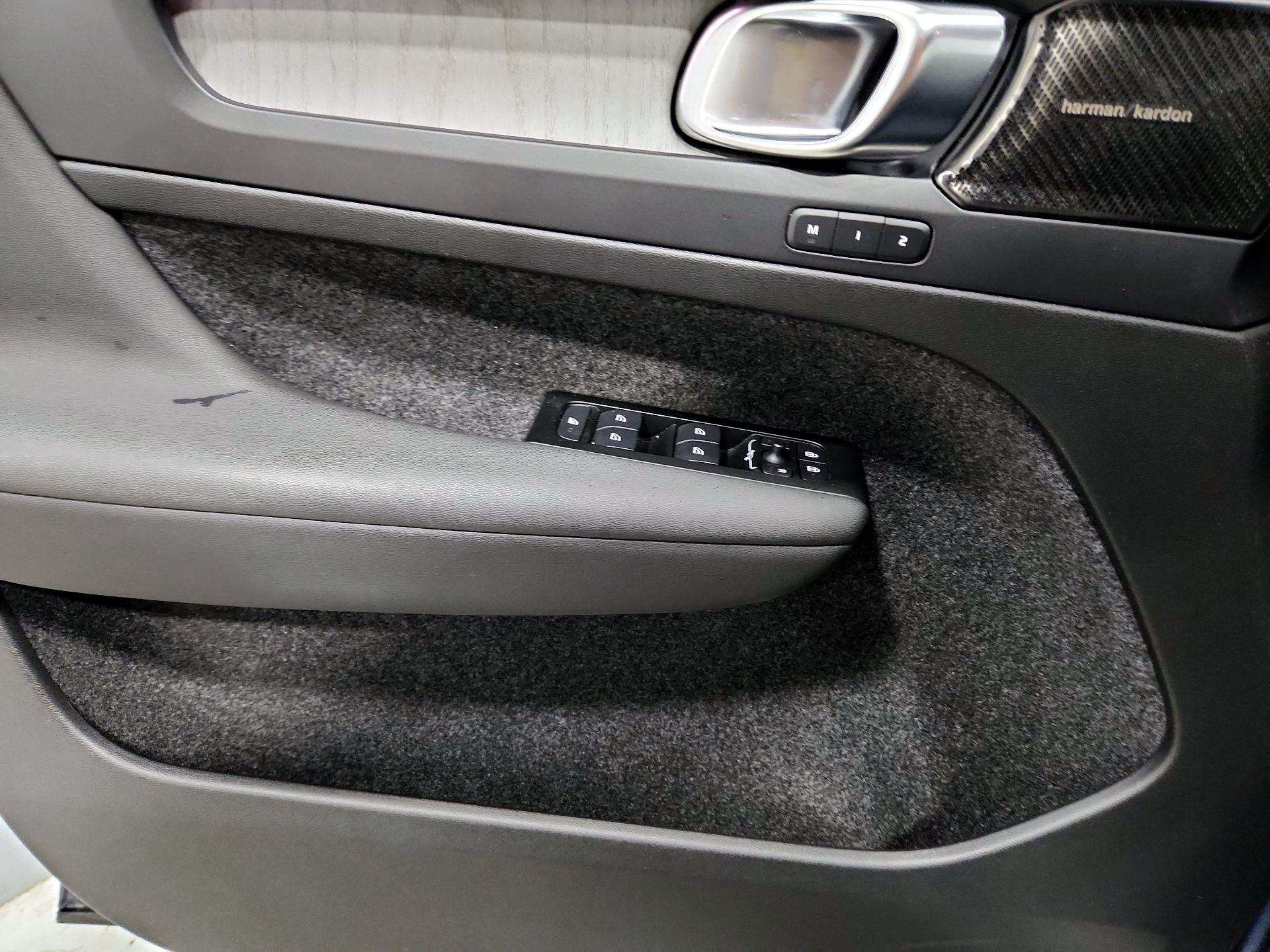 Thumbnail: 2022 Volvo XC40 - 12