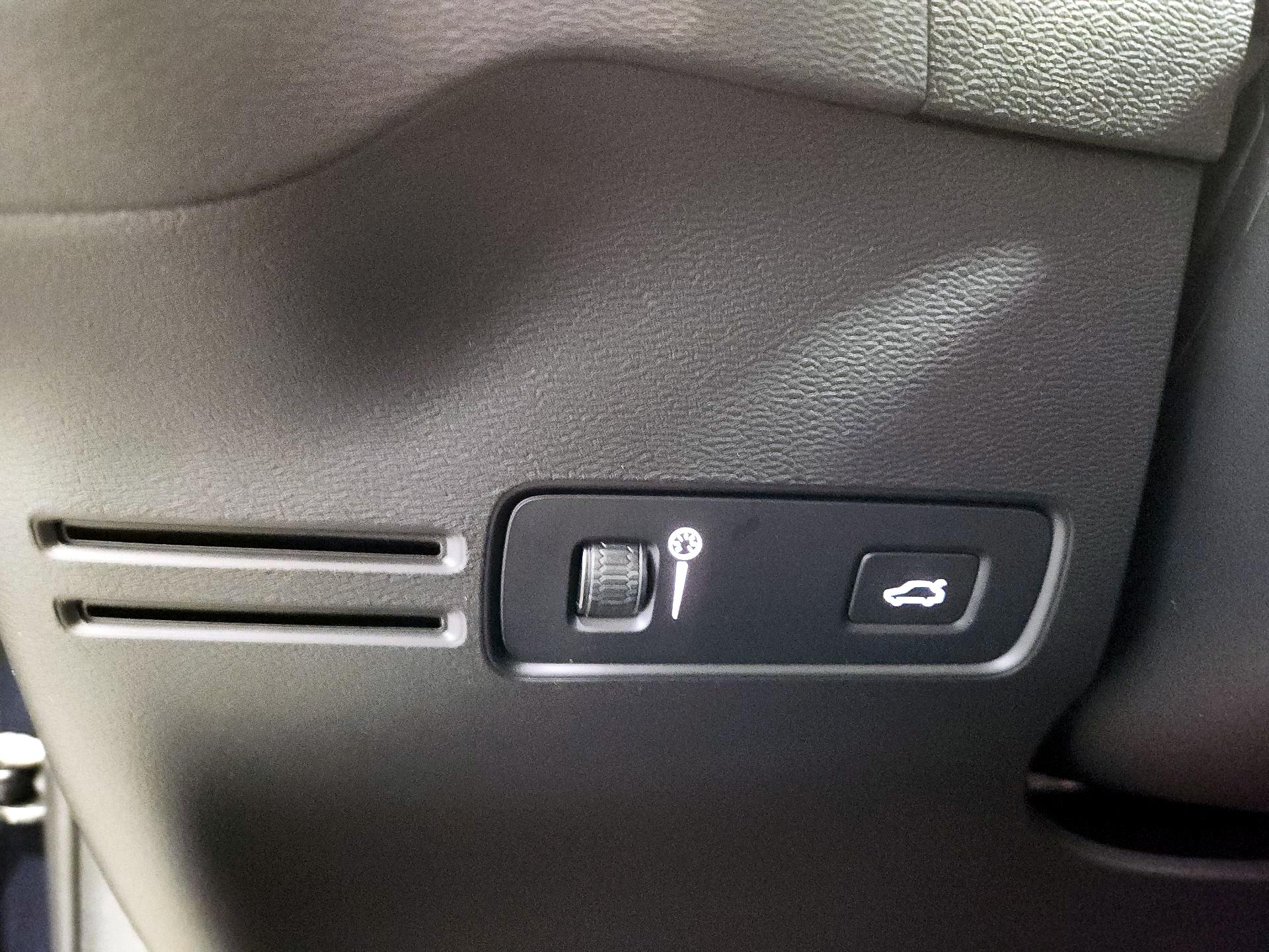 Thumbnail: 2022 Volvo XC40 - 13