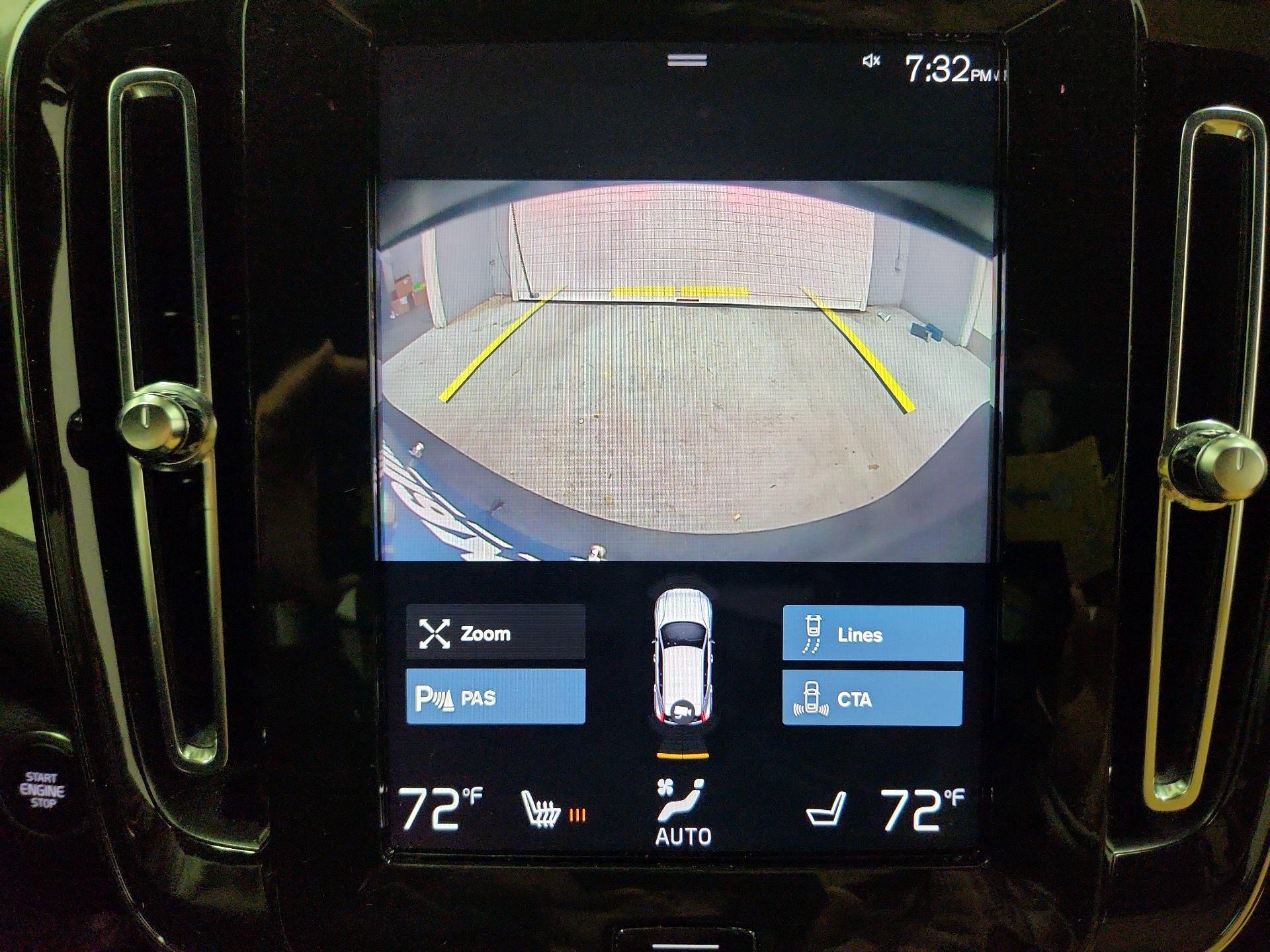 Thumbnail: 2022 Volvo XC40 - 15