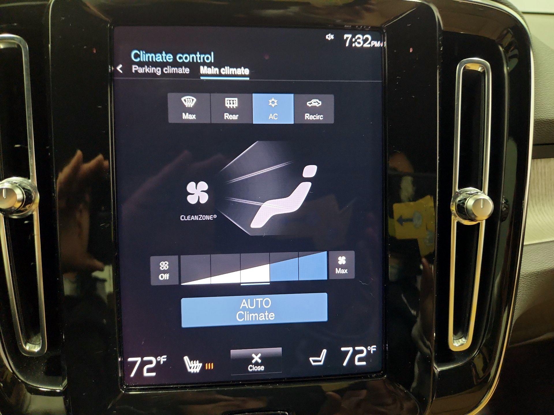 Thumbnail: 2022 Volvo XC40 - 17