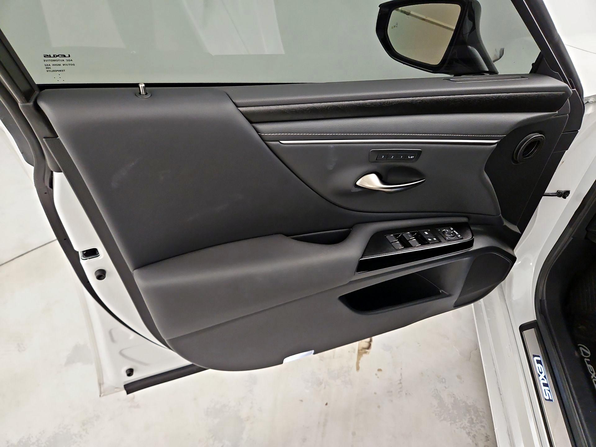 Thumbnail: 2025 Lexus ES - 12