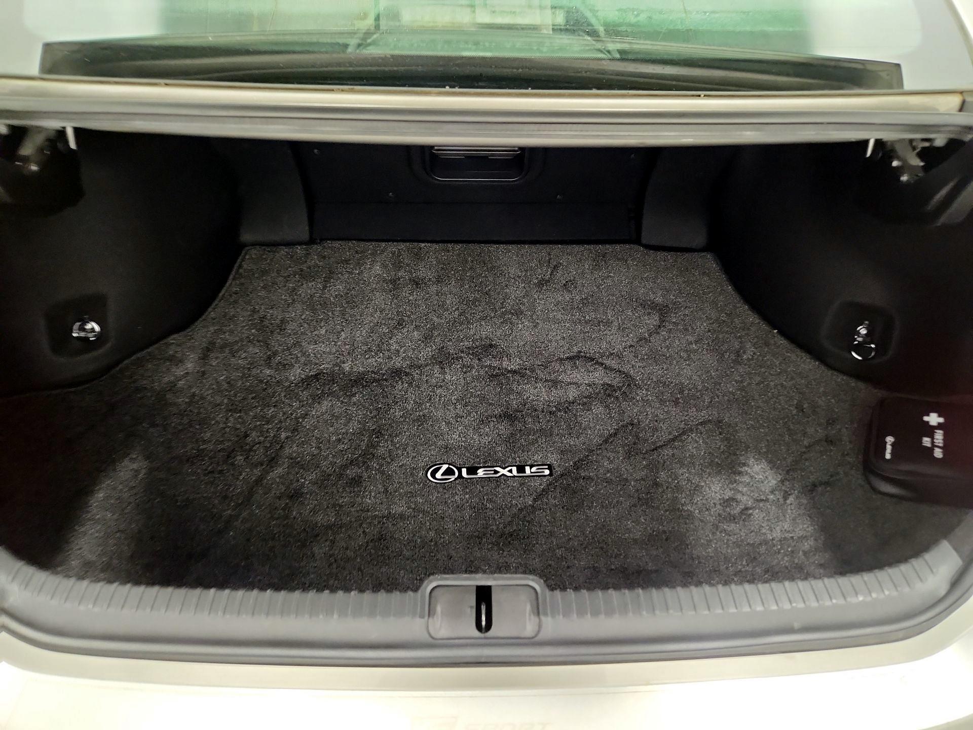 Thumbnail: 2020 Lexus ES - 20