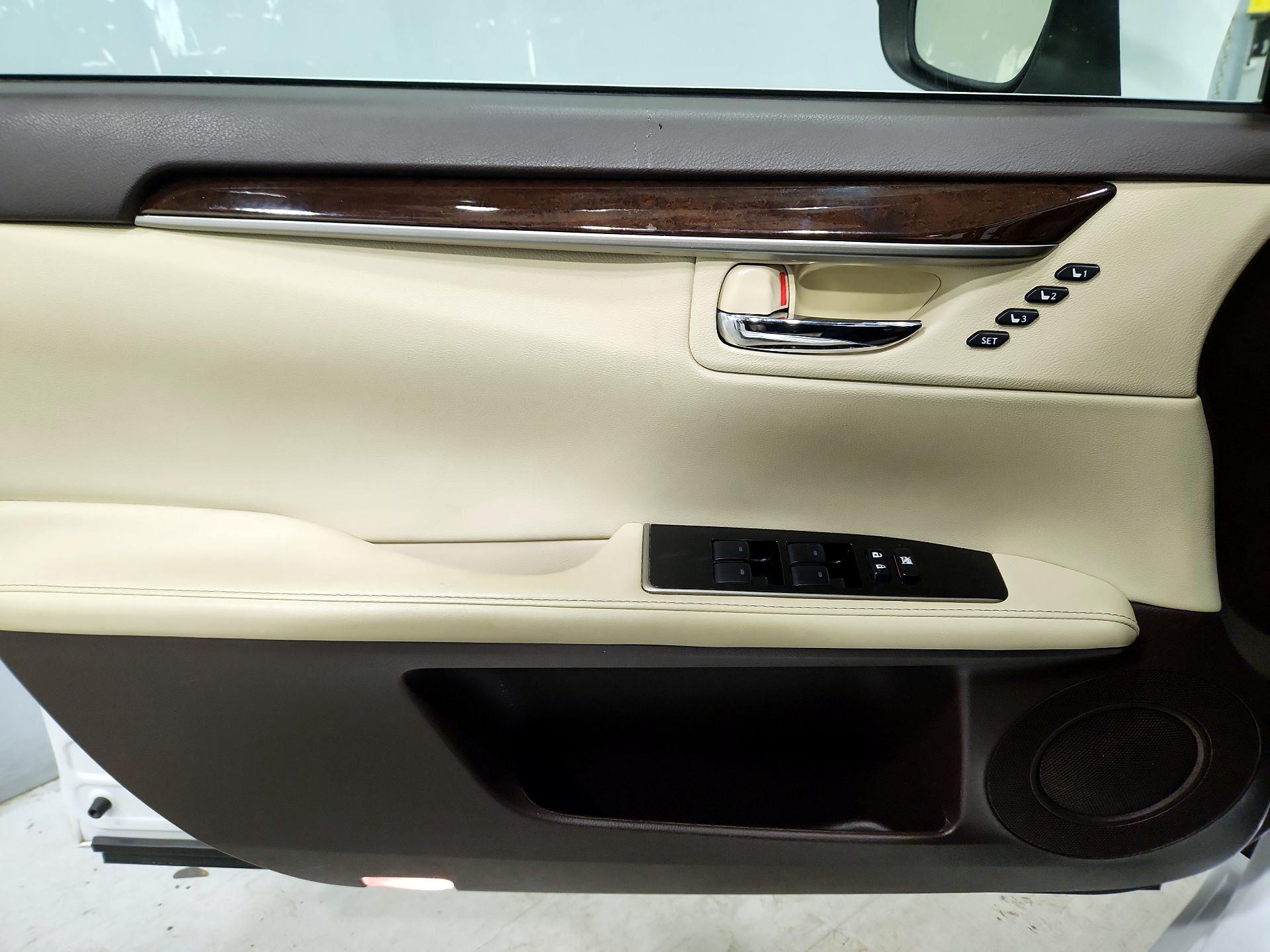 Thumbnail: 2018 Lexus ES - 12