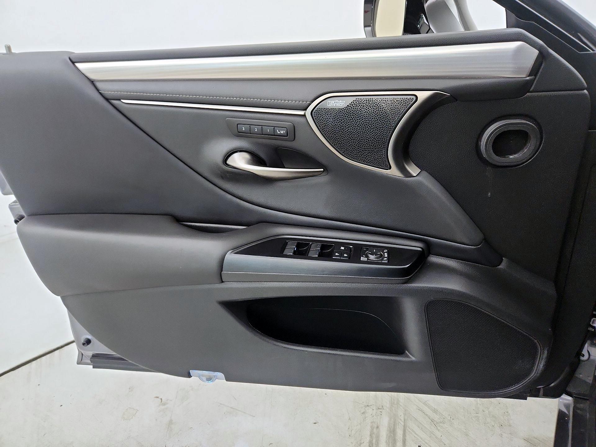 Thumbnail: 2020 Lexus ES - 12