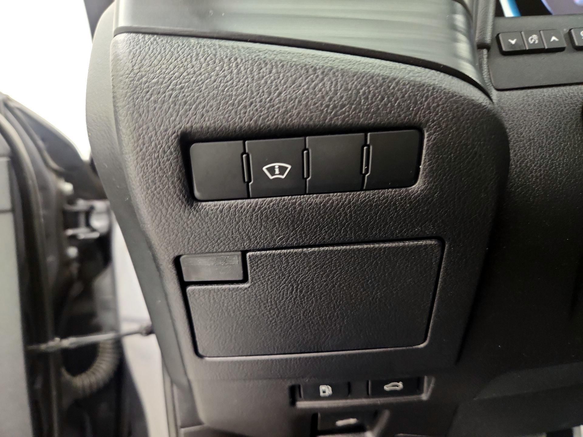 Thumbnail: 2020 Lexus ES - 13