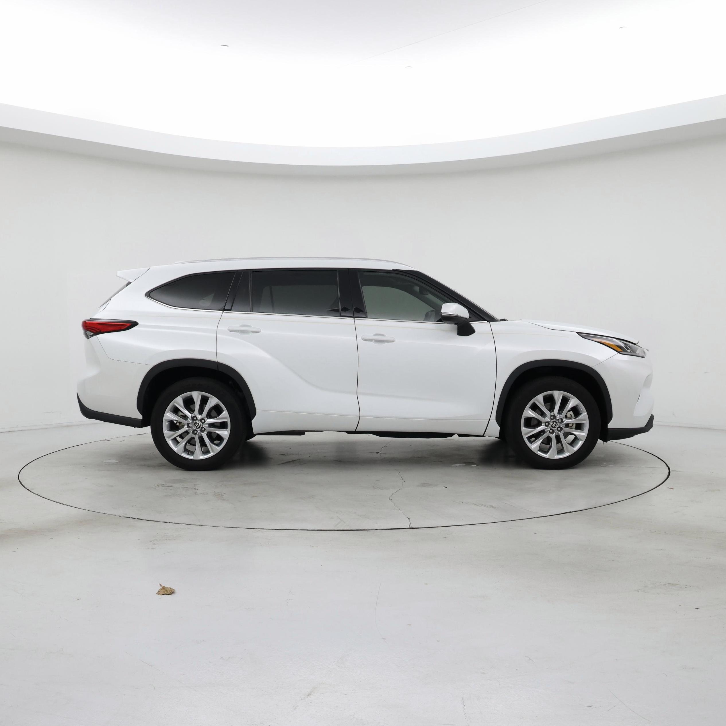 Thumbnail: 2023 Toyota Highlander - 7