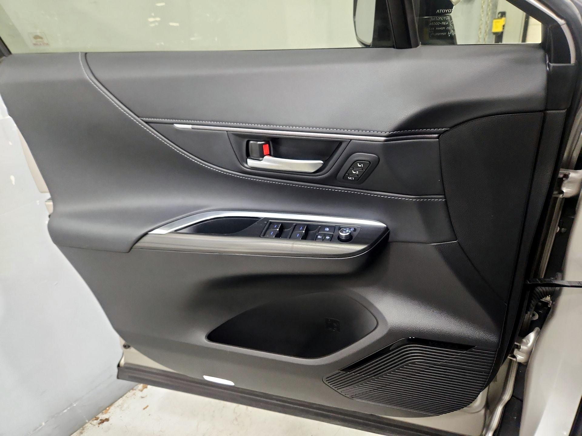 Thumbnail: 2021 Toyota Venza - 12