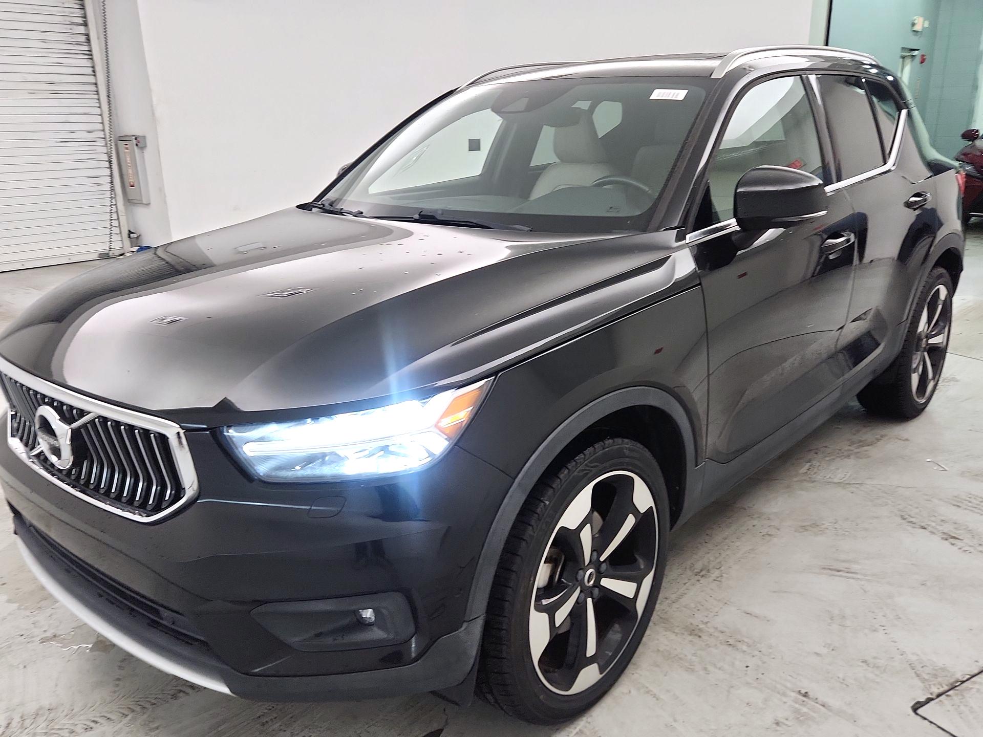 Thumbnail: 2019 Volvo XC40 - 3