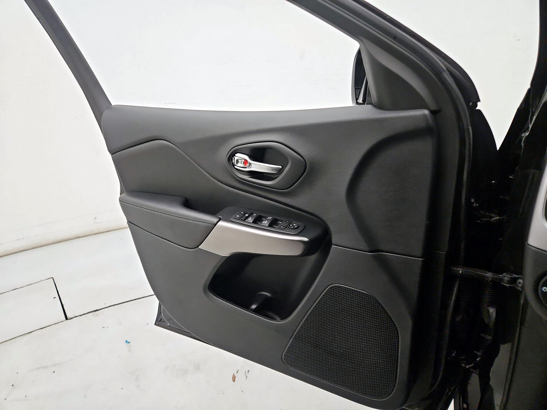 Thumbnail: 2022 Jeep Cherokee - 12