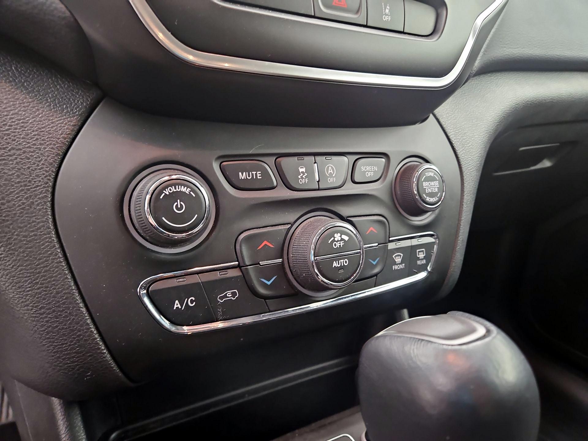 Thumbnail: 2022 Jeep Cherokee - 16