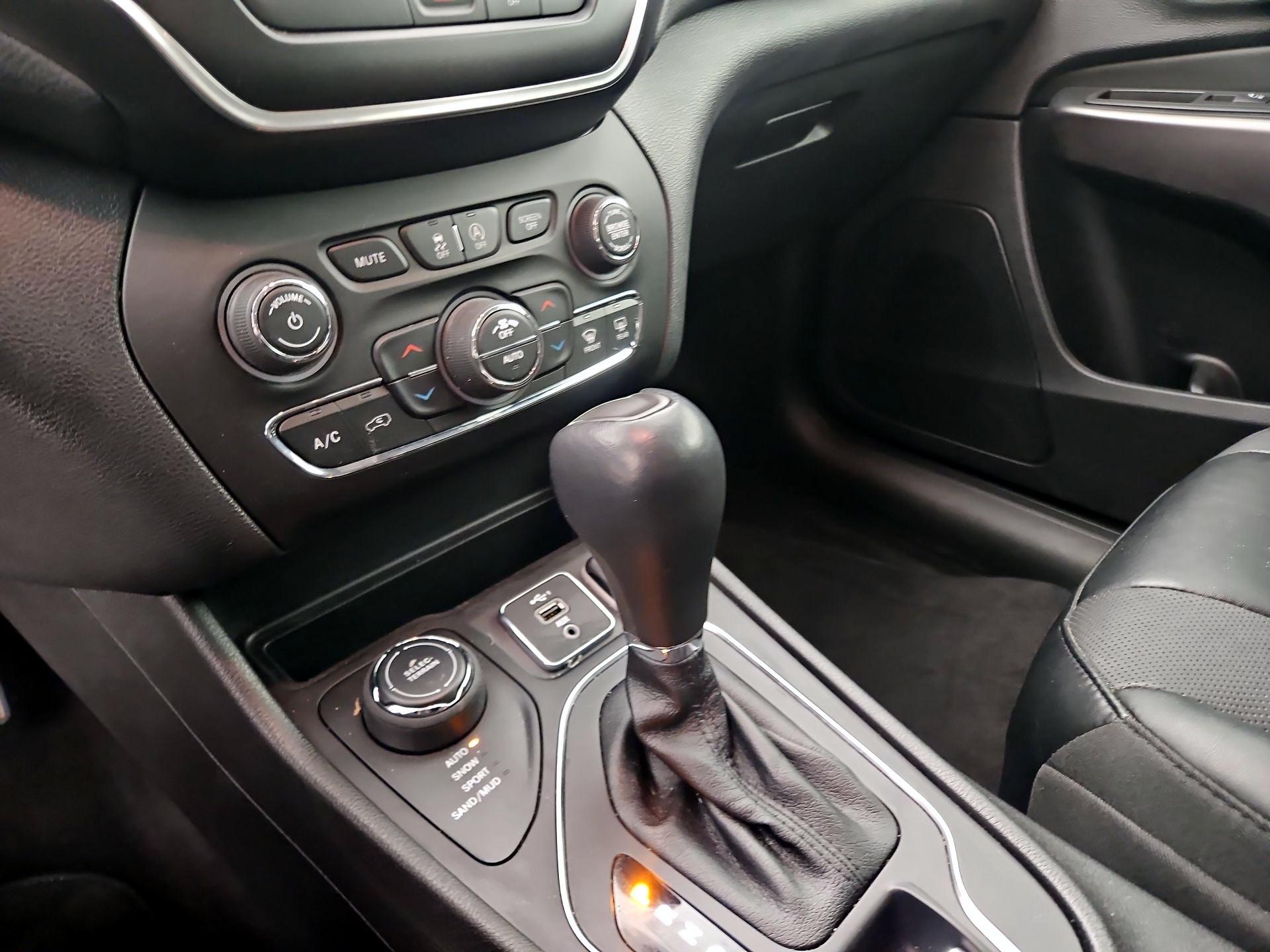 Thumbnail: 2022 Jeep Cherokee - 17