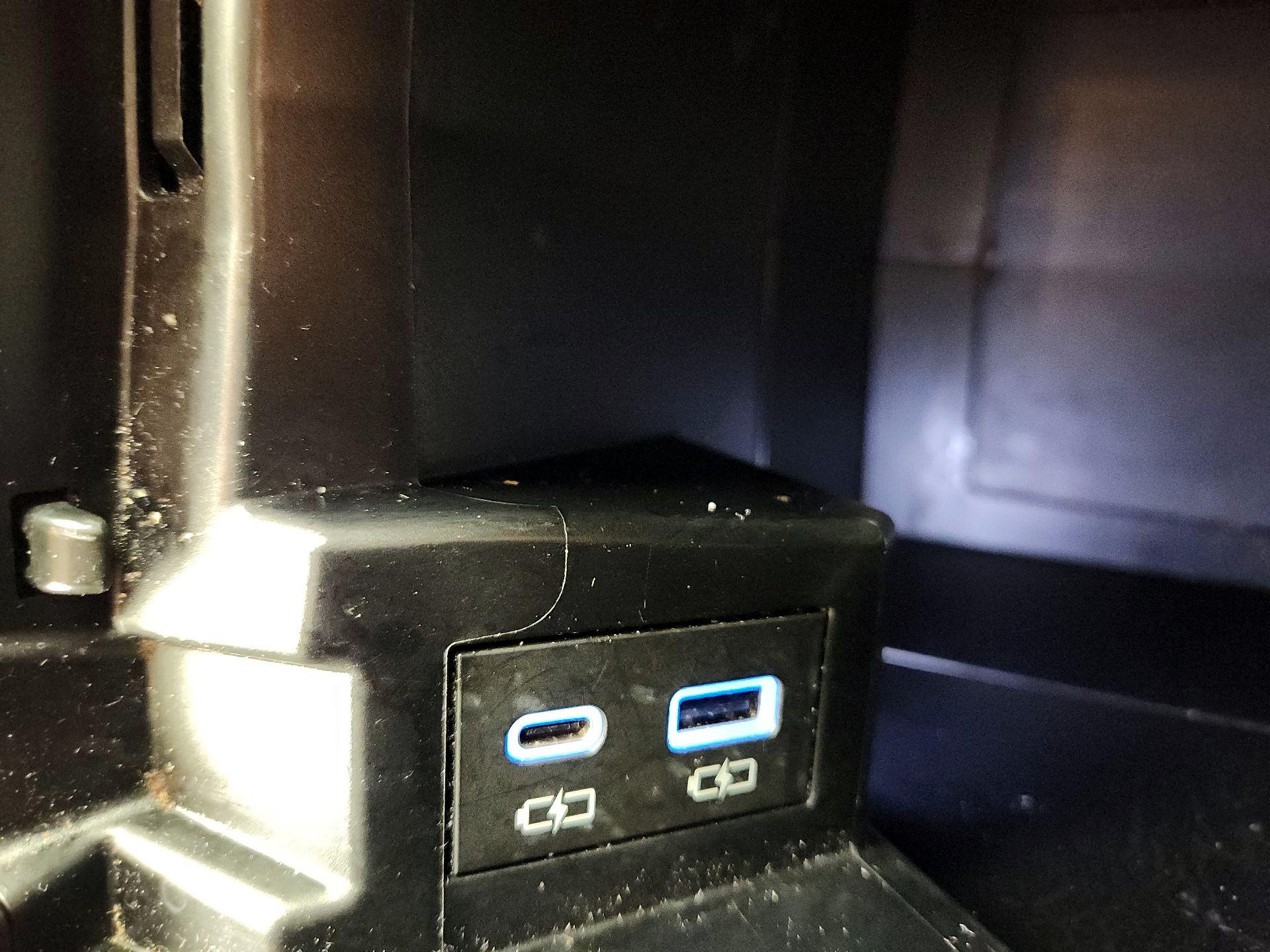 Thumbnail: 2024 Toyota Sienna - 18