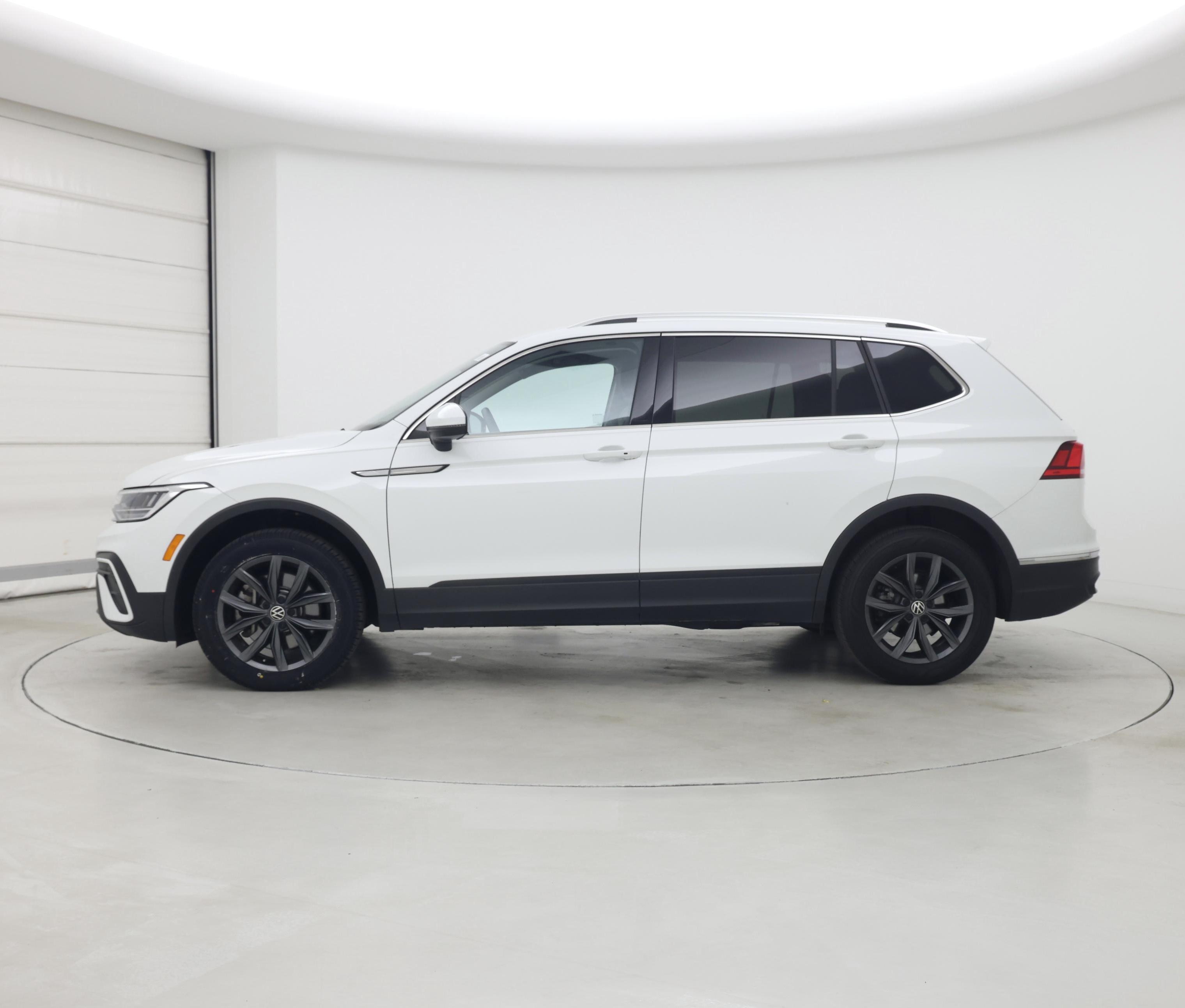 Thumbnail: 2022 Volkswagen Tiguan - 3