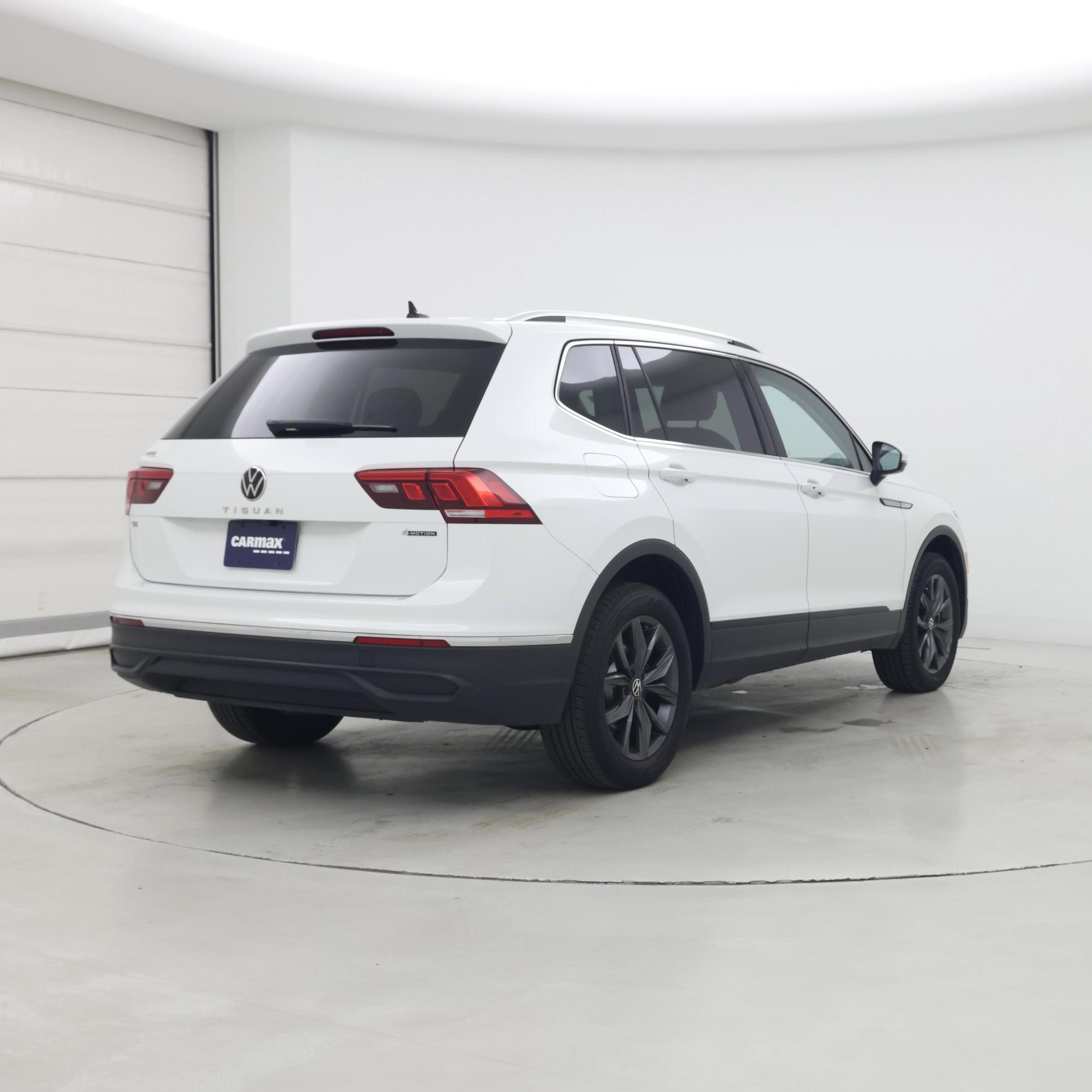 Thumbnail: 2022 Volkswagen Tiguan - 8